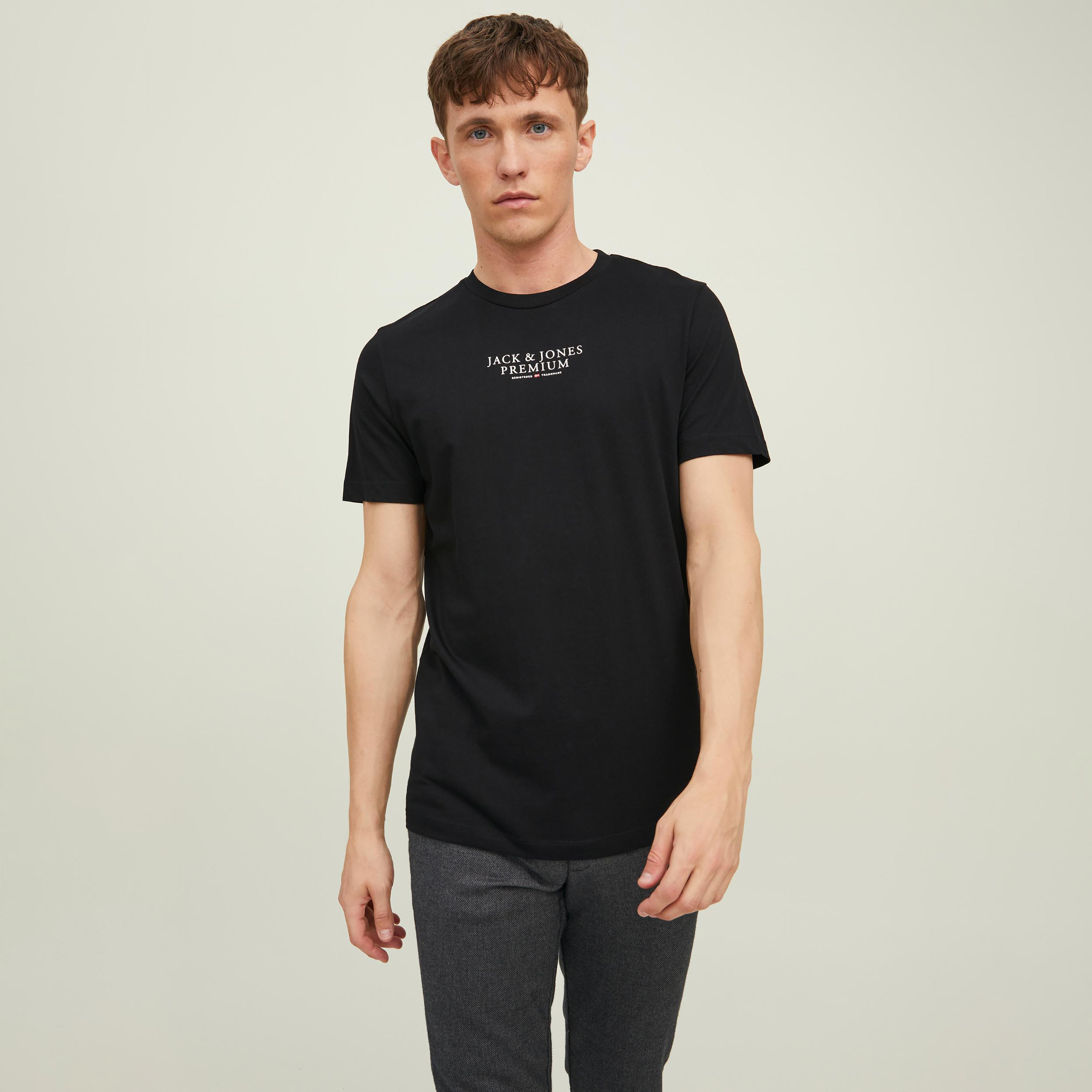 تي شيرت رجالي من جاك آند جونز بأكمام قصيرة و ياقة مستديرة و مطبوع مع لون أزرق كحلي-men-clothing-tshirtsandpolos-tshirts-image-1
