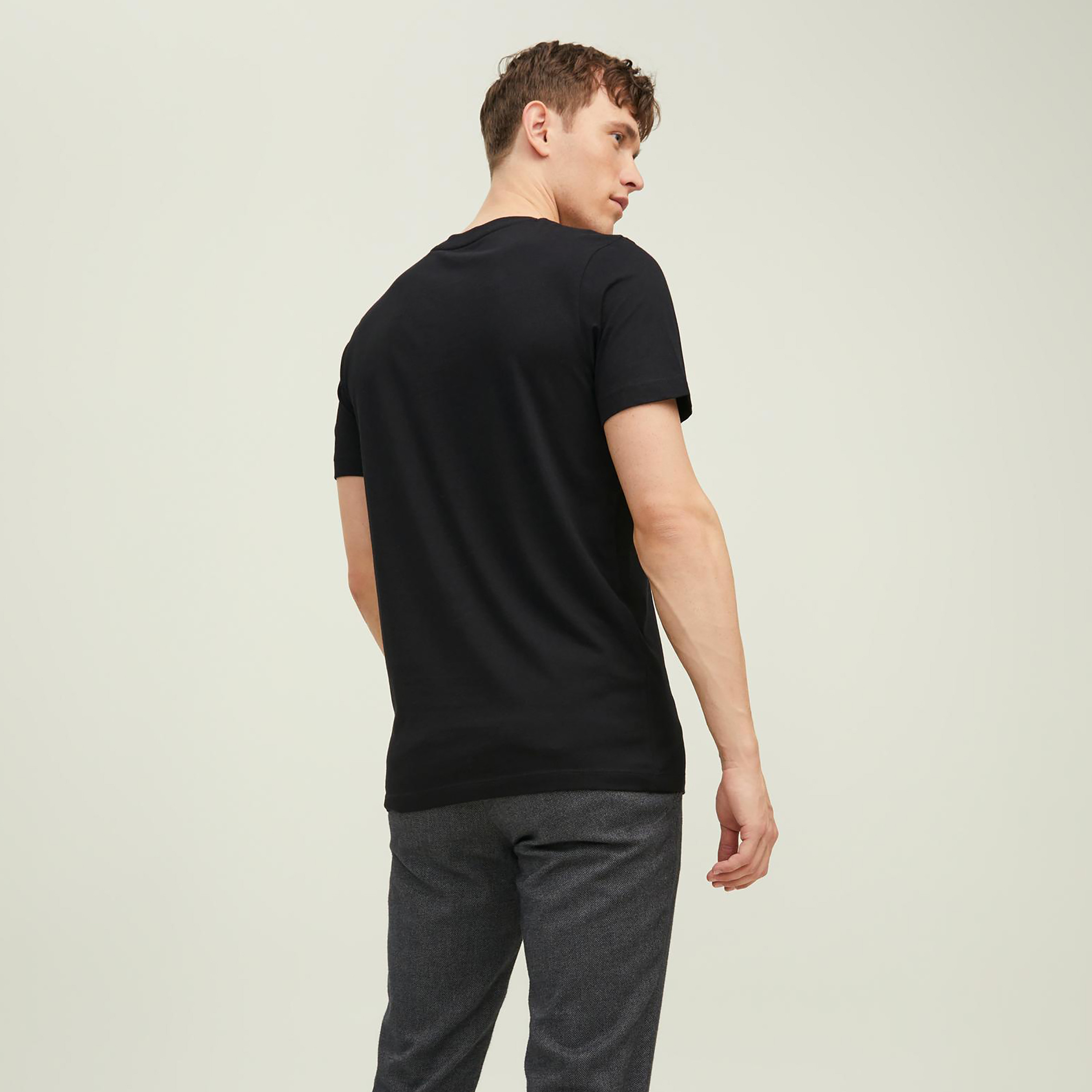 تي شيرت رجالي من جاك آند جونز بأكمام قصيرة و ياقة مستديرة و مطبوع مع لون أزرق كحلي-men-clothing-tshirtsandpolos-tshirts-image-2