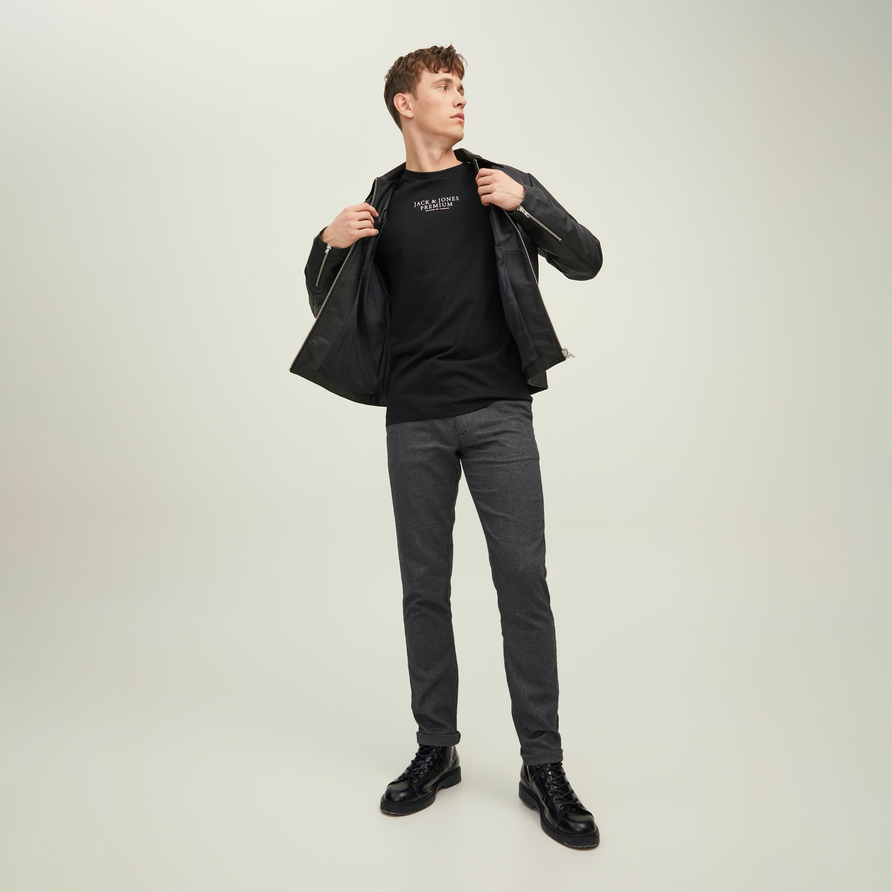 تي شيرت رجالي من جاك آند جونز بأكمام قصيرة و ياقة مستديرة و مطبوع مع لون أزرق كحلي-men-clothing-tshirtsandpolos-tshirts-image-4