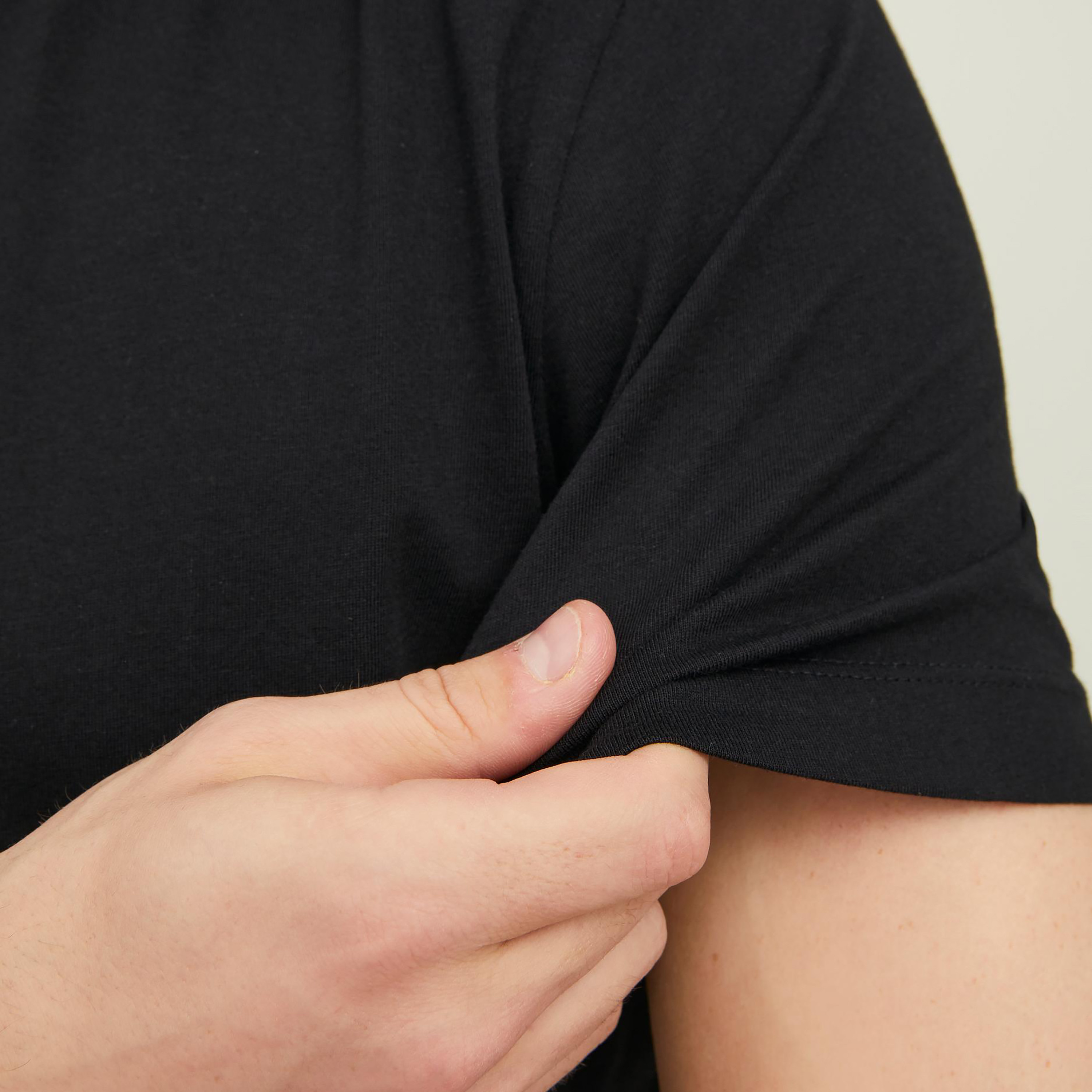 تي شيرت رجالي من جاك آند جونز بأكمام قصيرة و ياقة مستديرة و مطبوع مع لون أزرق كحلي-men-clothing-tshirtsandpolos-tshirts-image-5