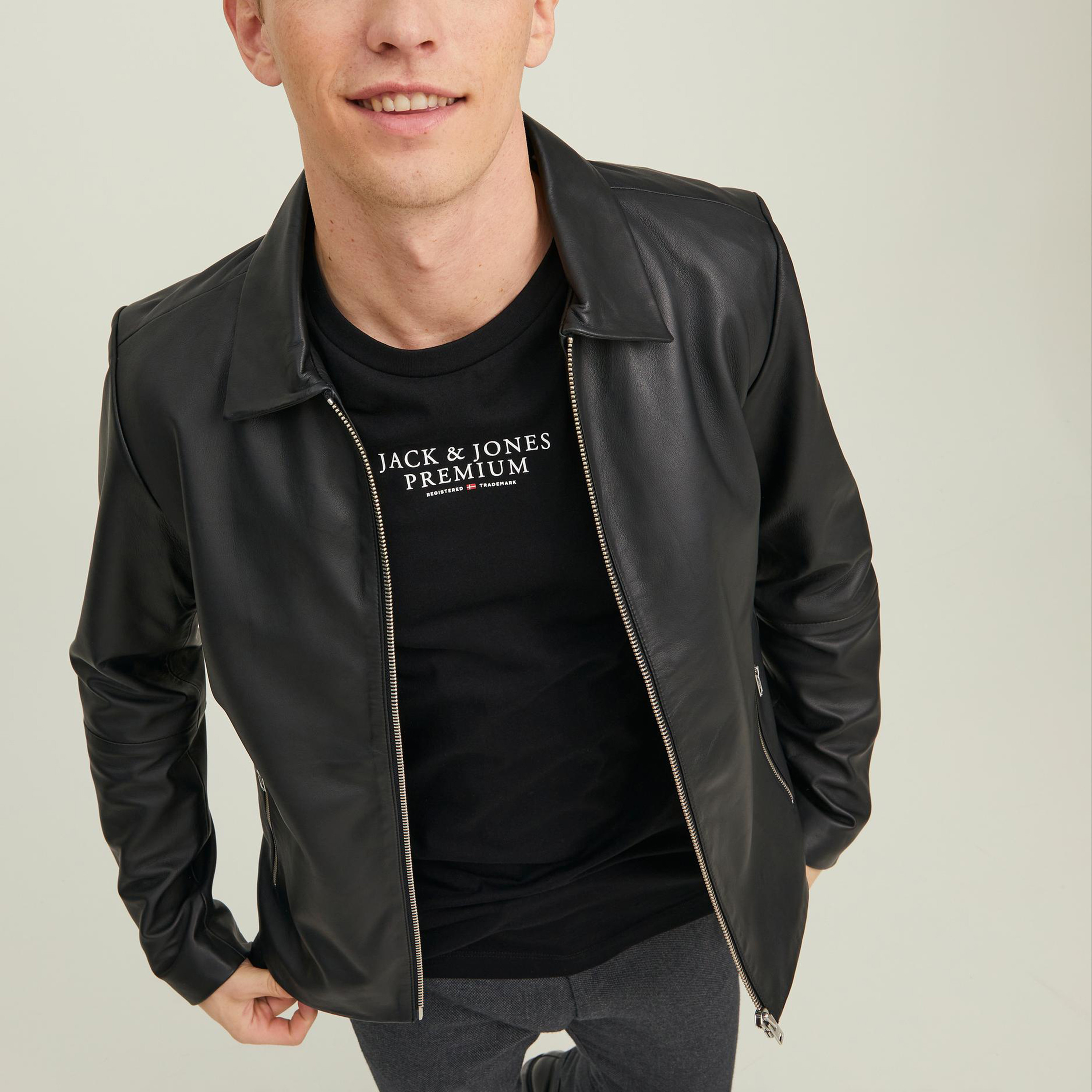 تي شيرت رجالي من جاك آند جونز بأكمام قصيرة و ياقة مستديرة و مطبوع مع لون أزرق كحلي-men-clothing-tshirtsandpolos-tshirts-image-7