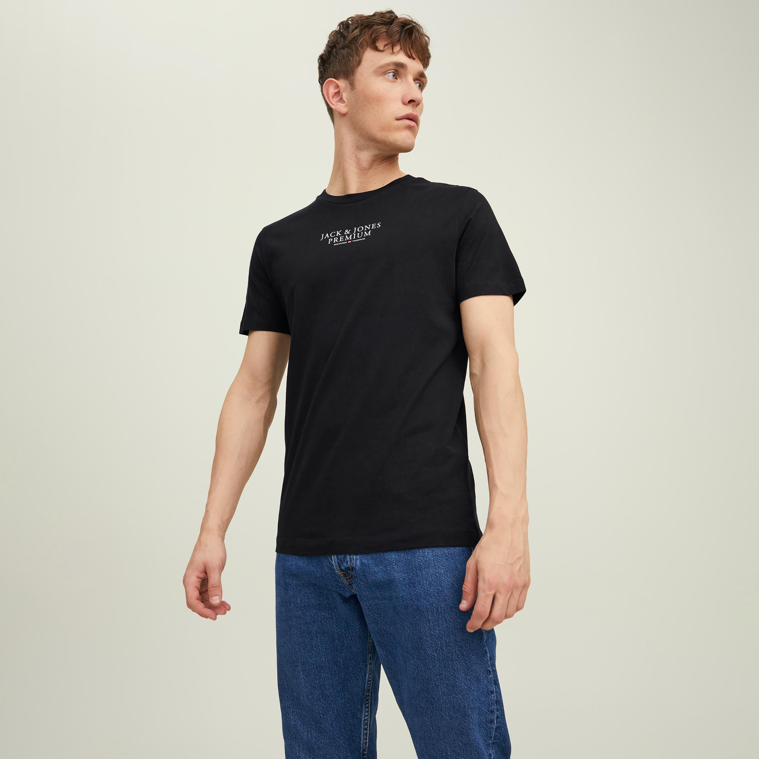 تي شيرت رجالي من جاك آند جونز بأكمام قصيرة و ياقة مستديرة و مطبوع مع لون أزرق كحلي-men-clothing-tshirtsandpolos-tshirts-image-8