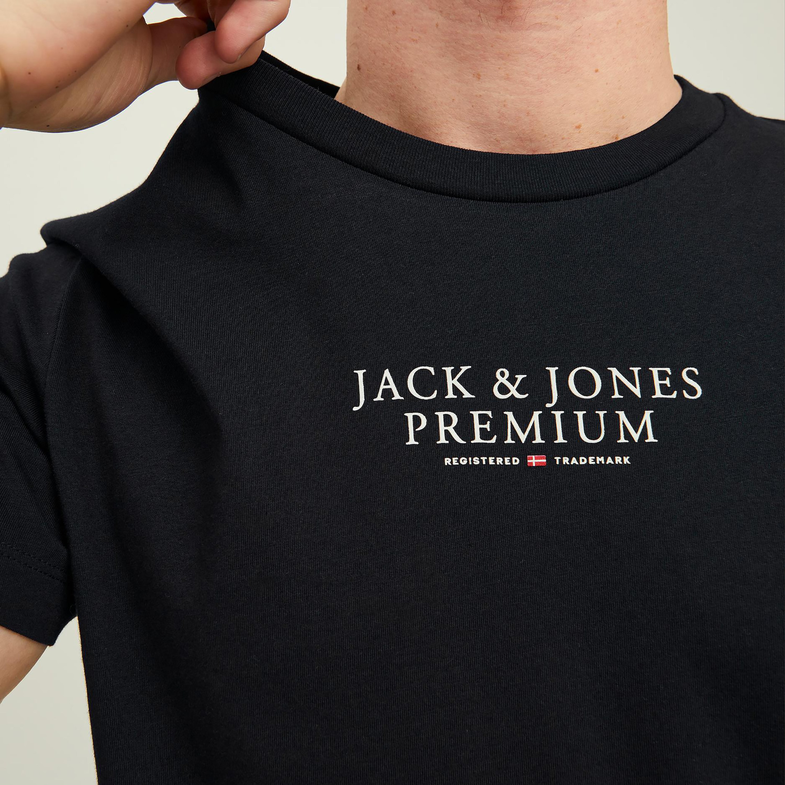تي شيرت رجالي من جاك آند جونز بأكمام قصيرة و ياقة مستديرة و مطبوع مع لون أزرق كحلي-men-clothing-tshirtsandpolos-tshirts-image-10