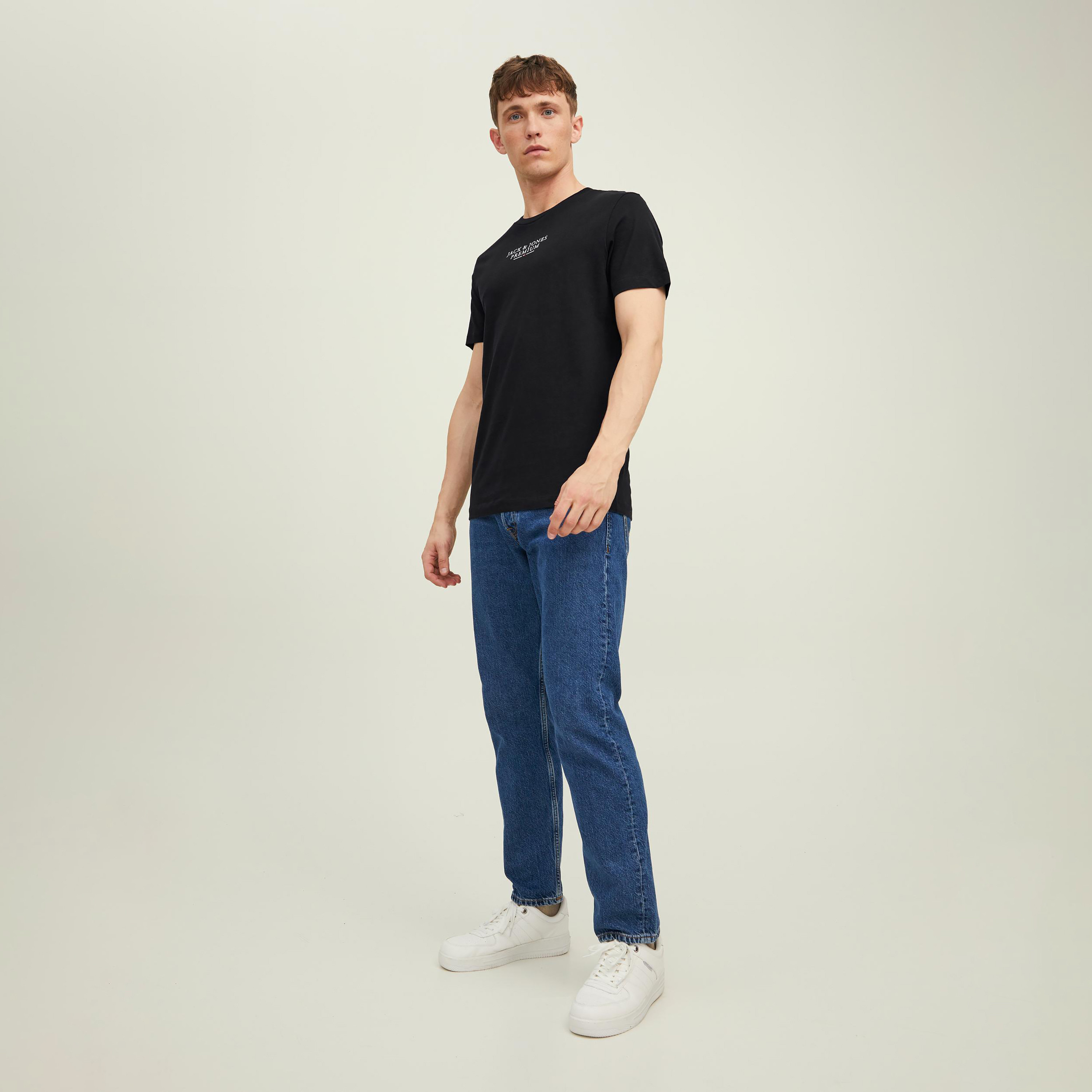 تي شيرت رجالي من جاك آند جونز بأكمام قصيرة و ياقة مستديرة و مطبوع مع لون أزرق كحلي-men-clothing-tshirtsandpolos-tshirts-image-11