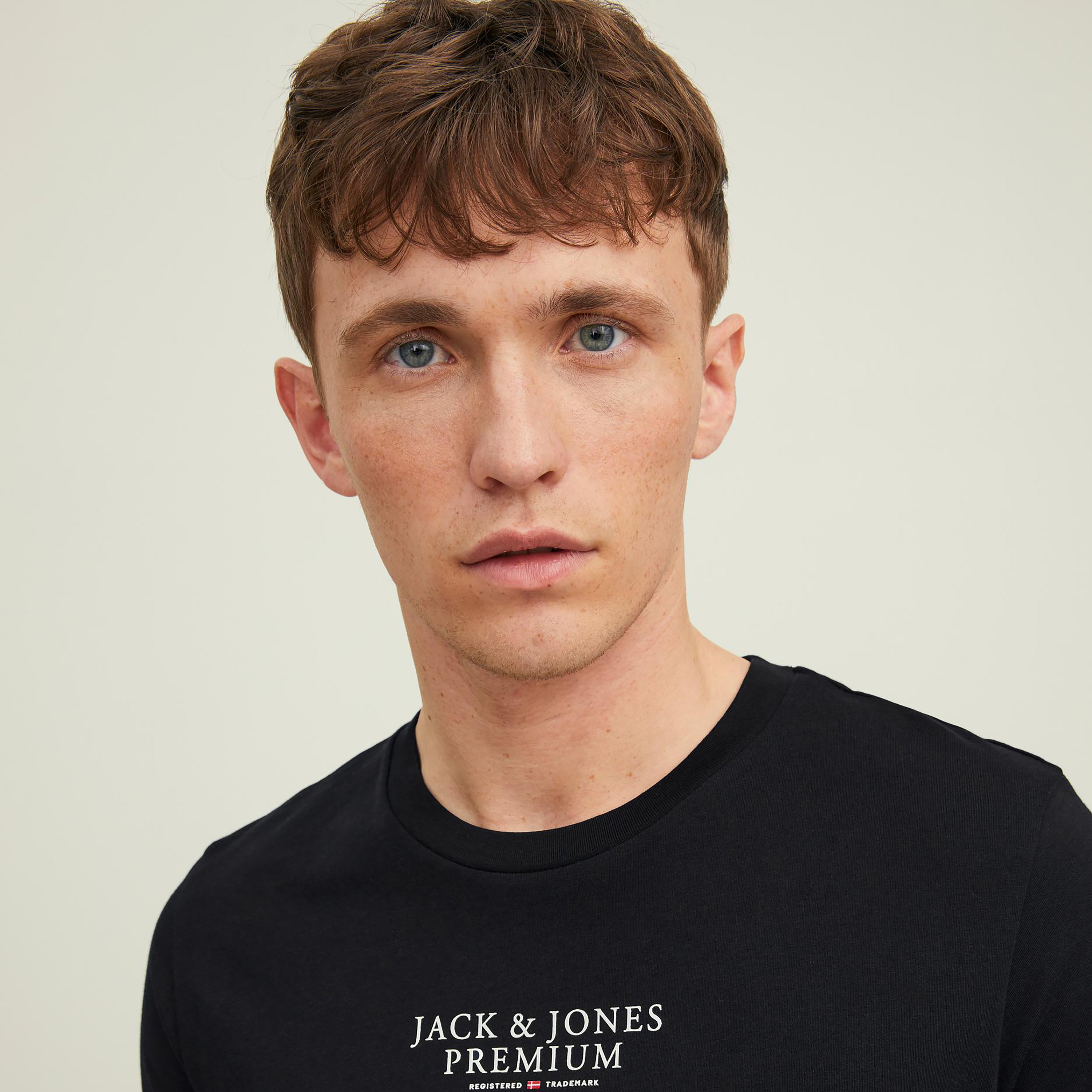تي شيرت رجالي من جاك آند جونز بأكمام قصيرة و ياقة مستديرة و مطبوع مع لون أزرق كحلي-men-clothing-tshirtsandpolos-tshirts-image-14