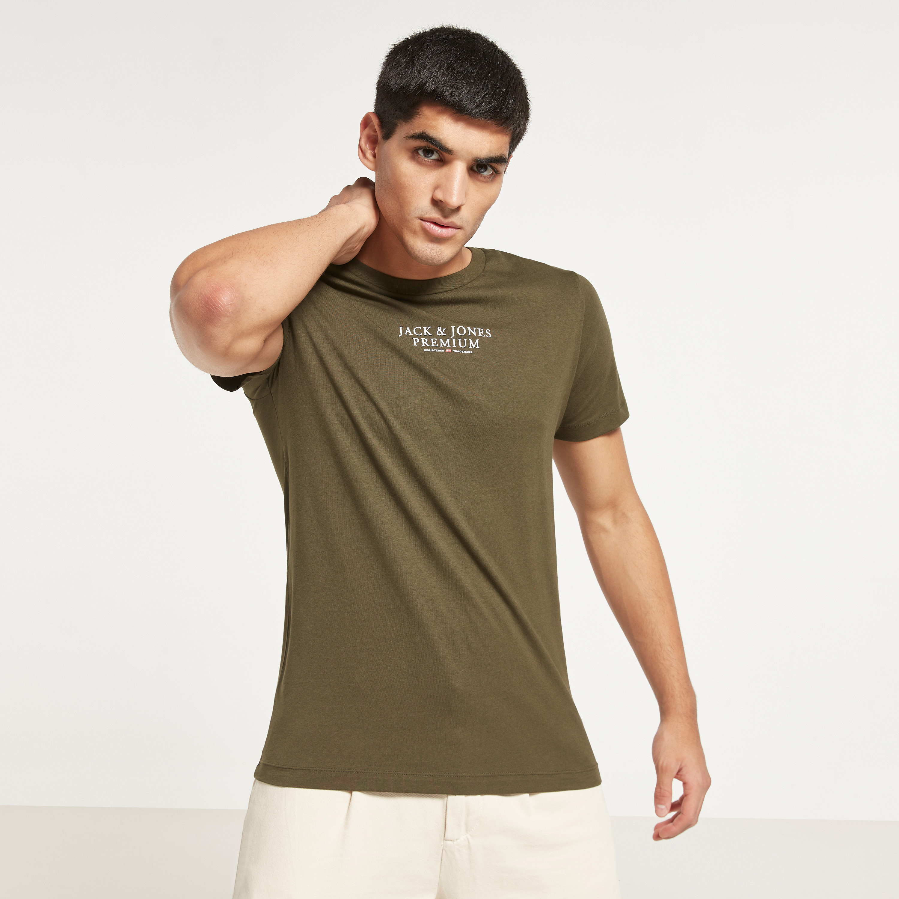 تي شيرت رجالي من جاك آند جونز بأكمام قصيرة و ياقة مستديرة و مطبوع مع لون أزرق كحلي-men-clothing-tshirtsandpolos-tshirts-image-15