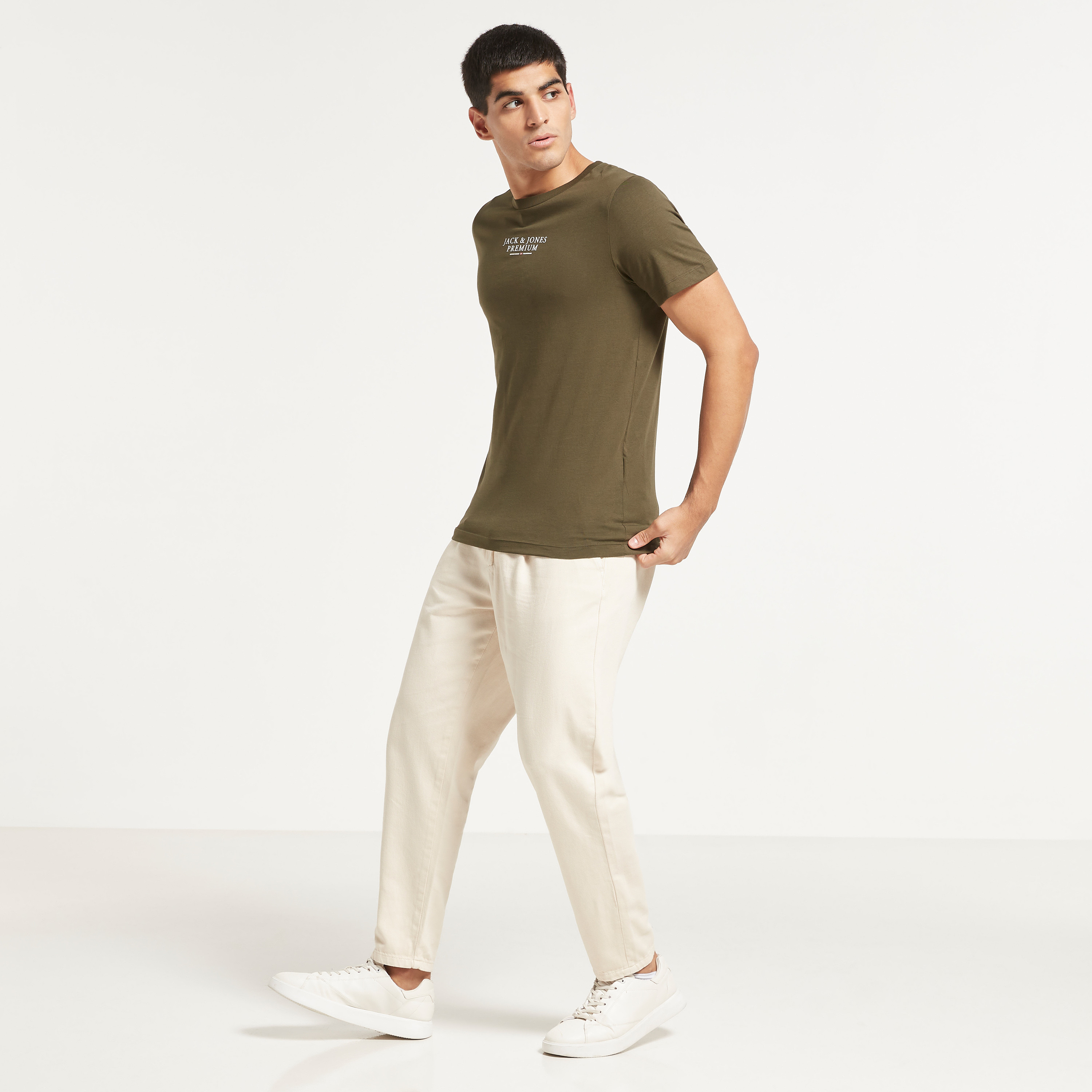 تي شيرت رجالي من جاك آند جونز بأكمام قصيرة و ياقة مستديرة و مطبوع مع لون أزرق كحلي-men-clothing-tshirtsandpolos-tshirts-image-16