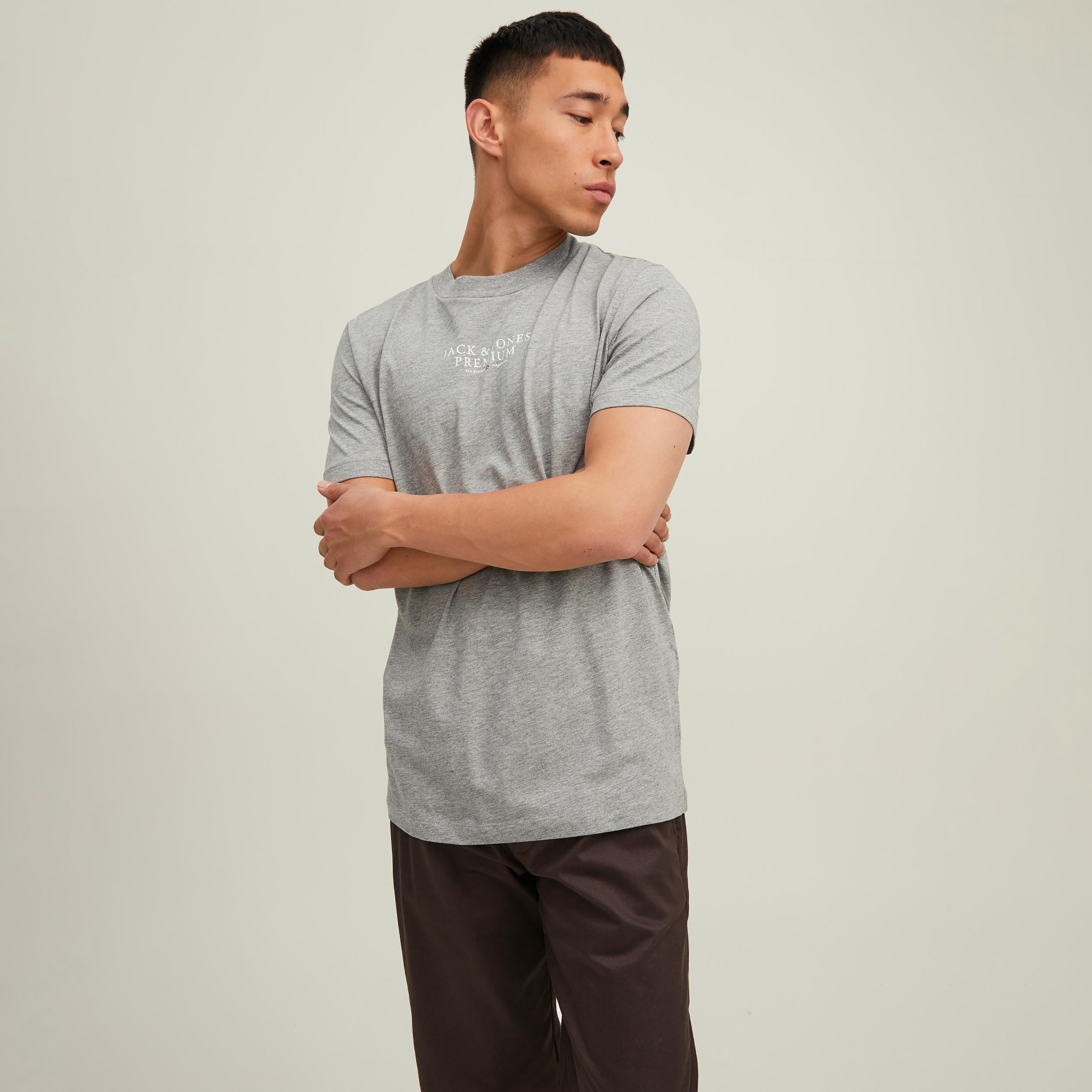 تي شيرت رجالي من جاك آند جونز بأكمام قصيرة و ياقة مستديرة و مطبوع مع لون أزرق كحلي-men-clothing-tshirtsandpolos-tshirts-image-19