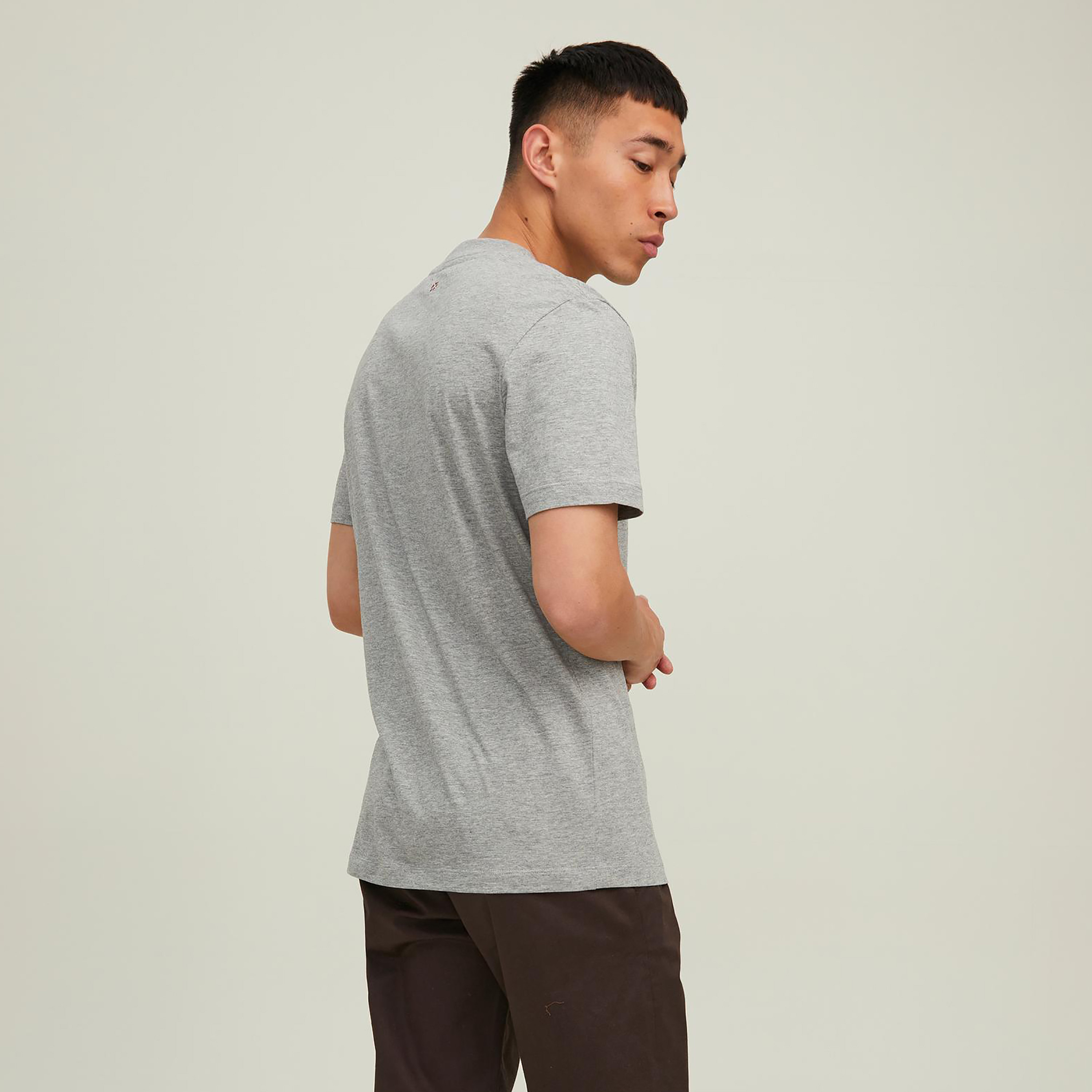 تي شيرت رجالي من جاك آند جونز بأكمام قصيرة و ياقة مستديرة و مطبوع مع لون أزرق كحلي-men-clothing-tshirtsandpolos-tshirts-image-20