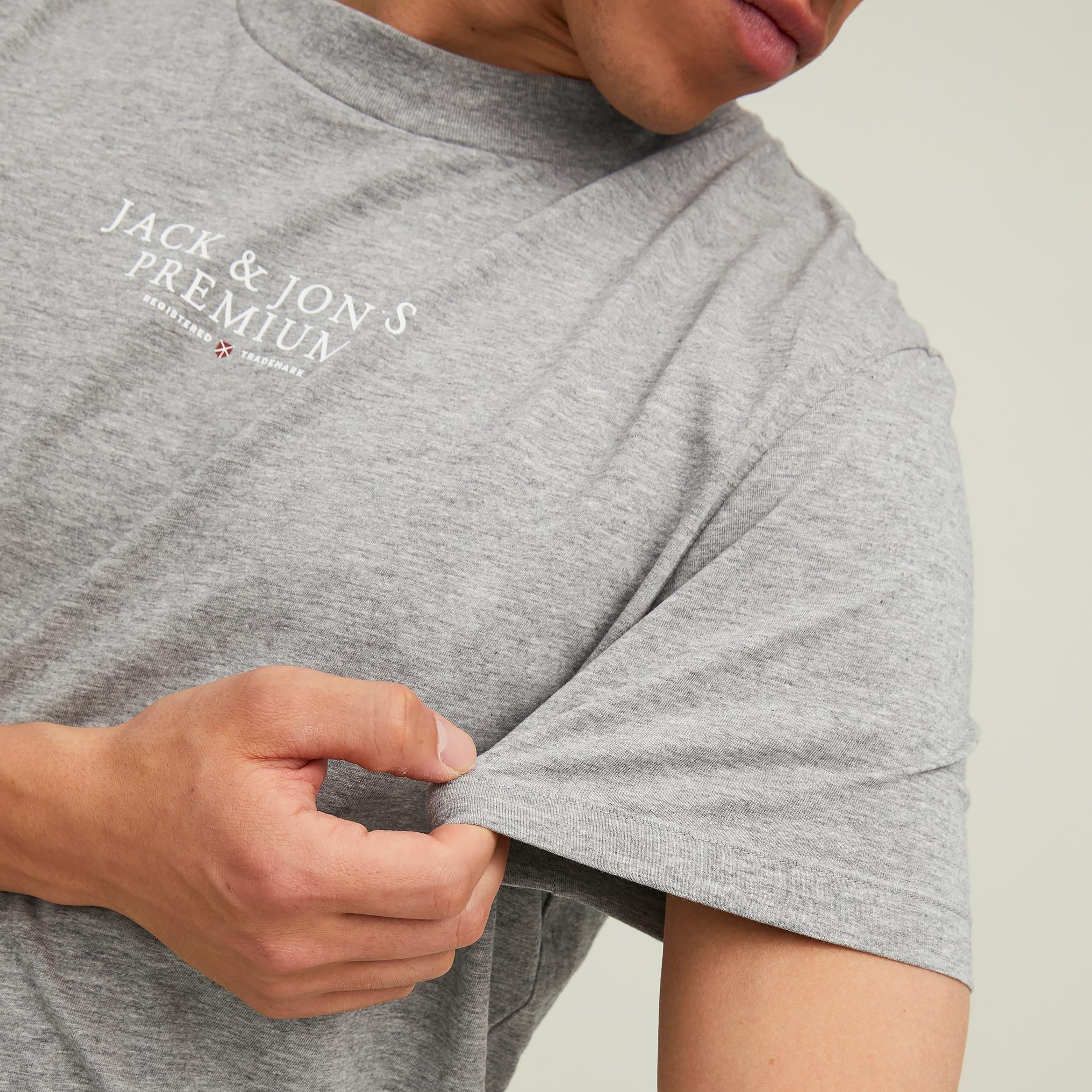 تي شيرت رجالي من جاك آند جونز بأكمام قصيرة و ياقة مستديرة و مطبوع مع لون أزرق كحلي-men-clothing-tshirtsandpolos-tshirts-image-24