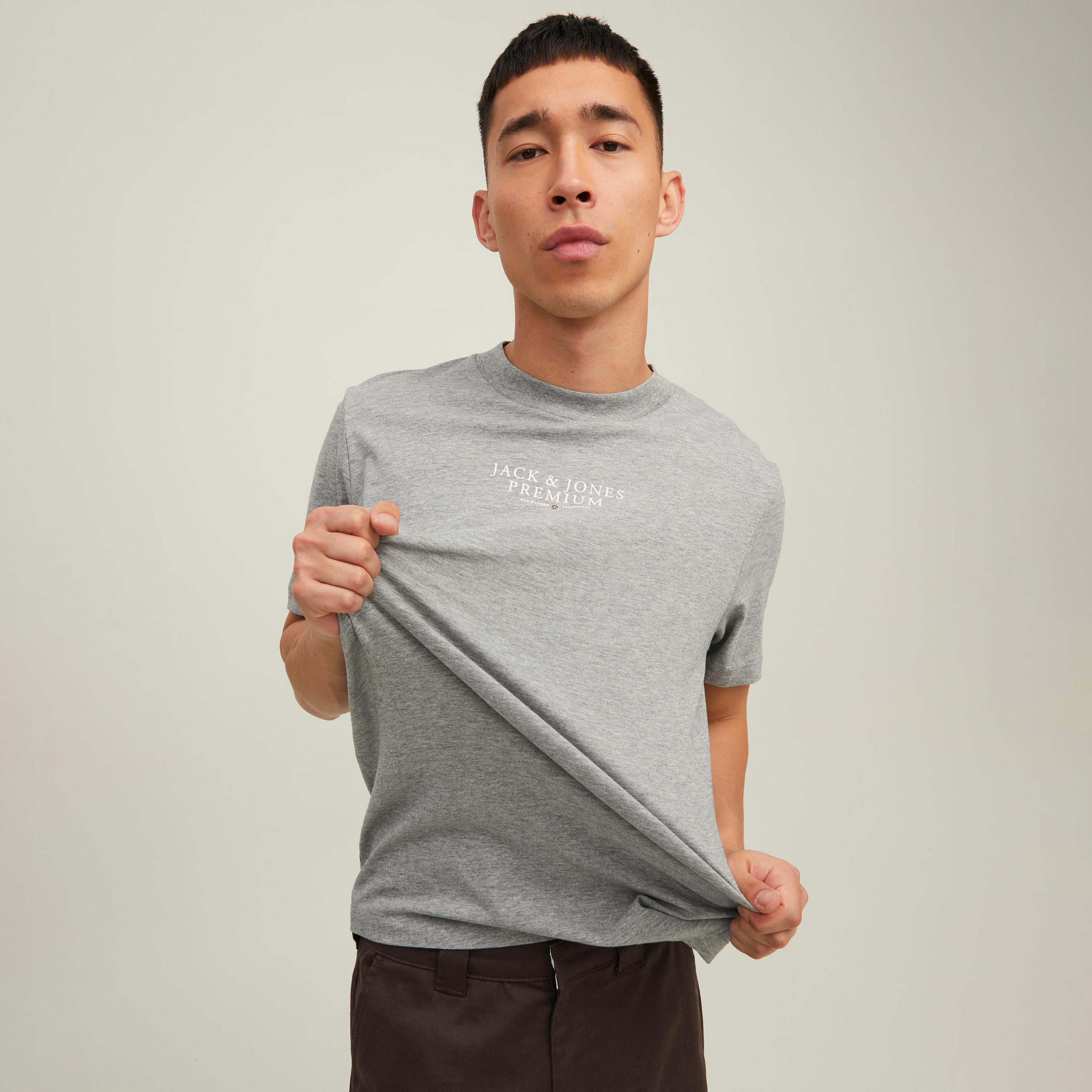 تي شيرت رجالي من جاك آند جونز بأكمام قصيرة و ياقة مستديرة و مطبوع مع لون أزرق كحلي-men-clothing-tshirtsandpolos-tshirts-image-25