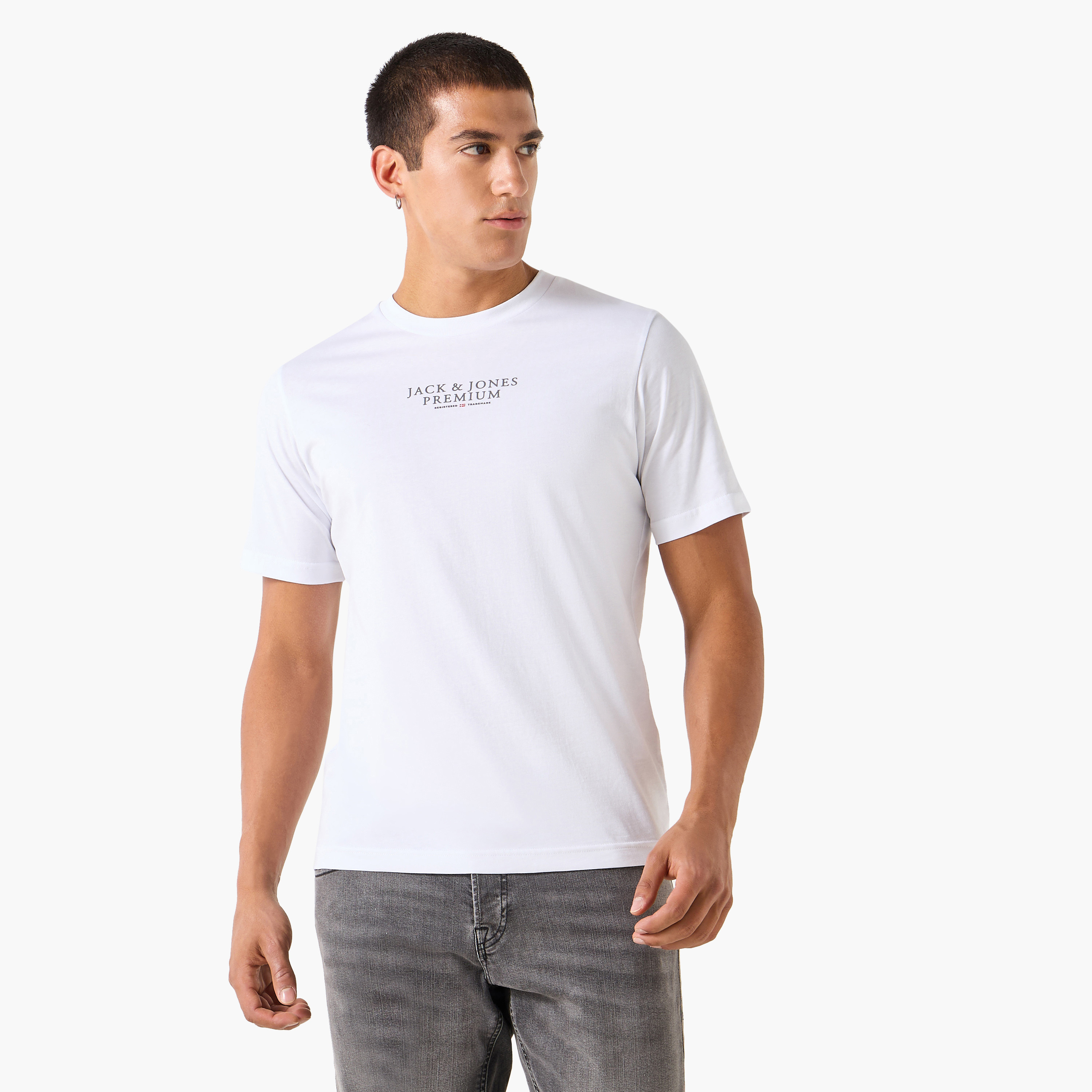 تي شيرت رجالي من جاك آند جونز بأكمام قصيرة و ياقة مستديرة و مطبوع مع لون أزرق كحلي-men-clothing-tshirtsandpolos-tshirts-image-26
