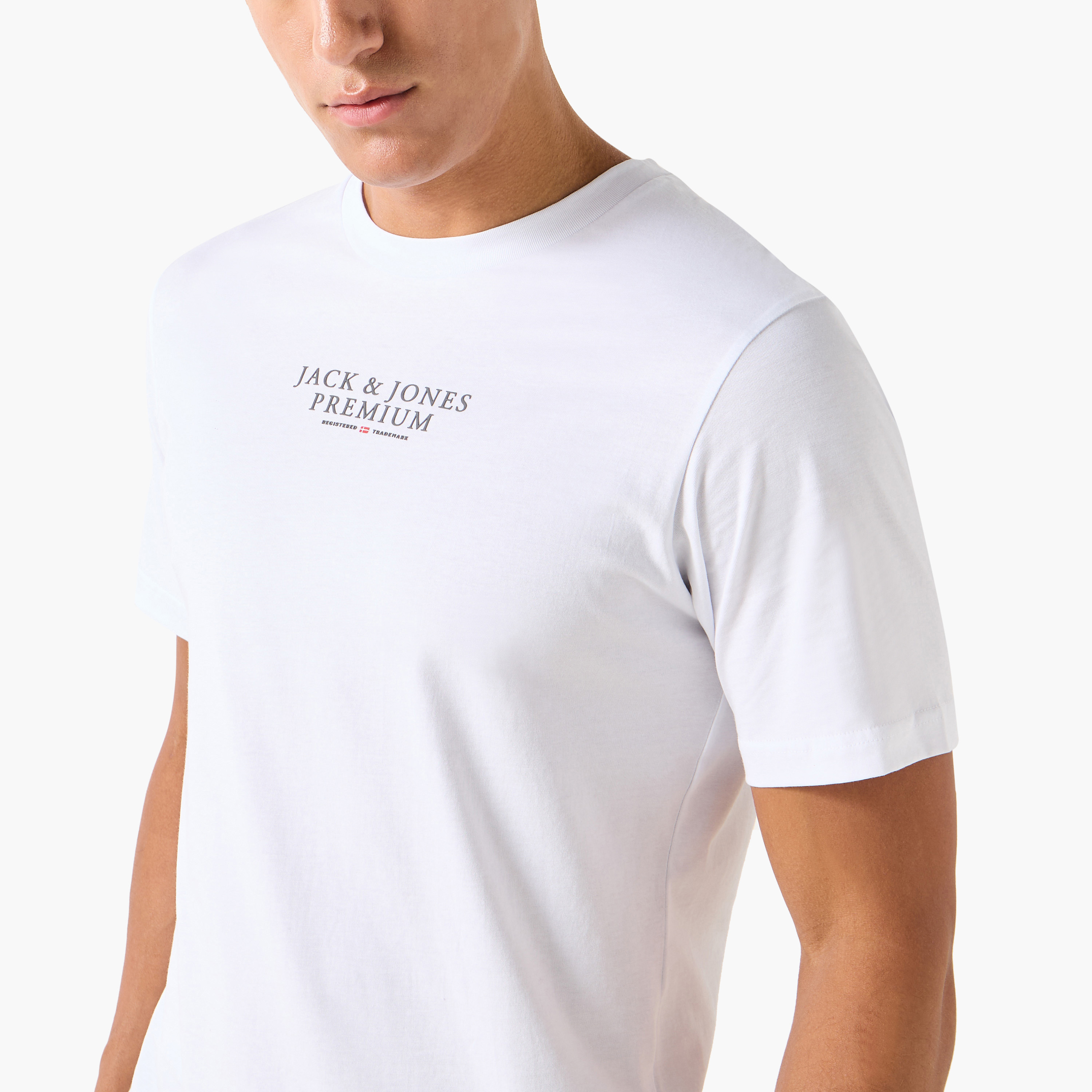 تي شيرت رجالي من جاك آند جونز بأكمام قصيرة و ياقة مستديرة و مطبوع مع لون أزرق كحلي-men-clothing-tshirtsandpolos-tshirts-image-29