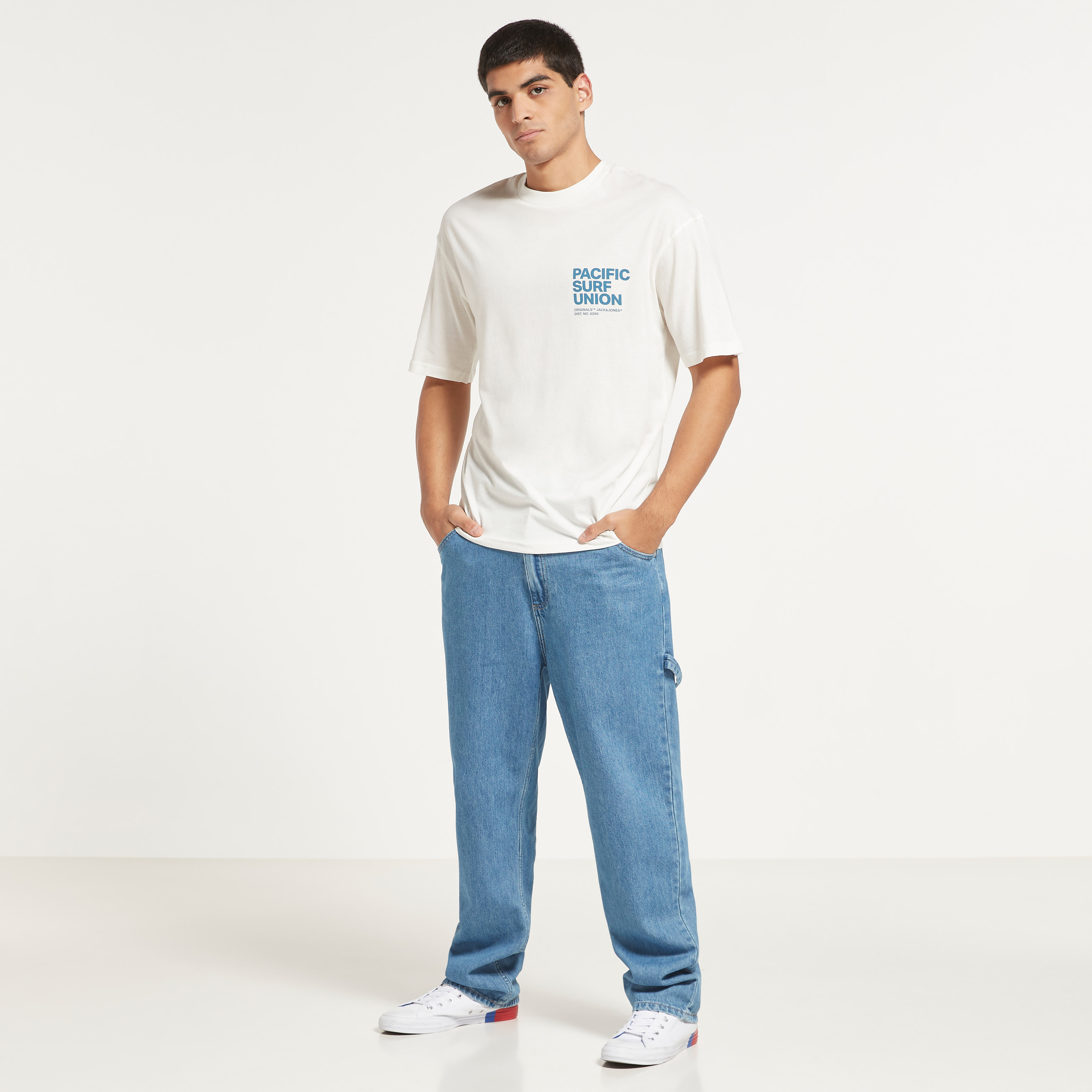 تي شيرت جاك آند جونز رجالي برقبة مستديرة وطبعات بيضاء فضفاضة-men-clothing-tshirtsandpolos-tshirts-image-2