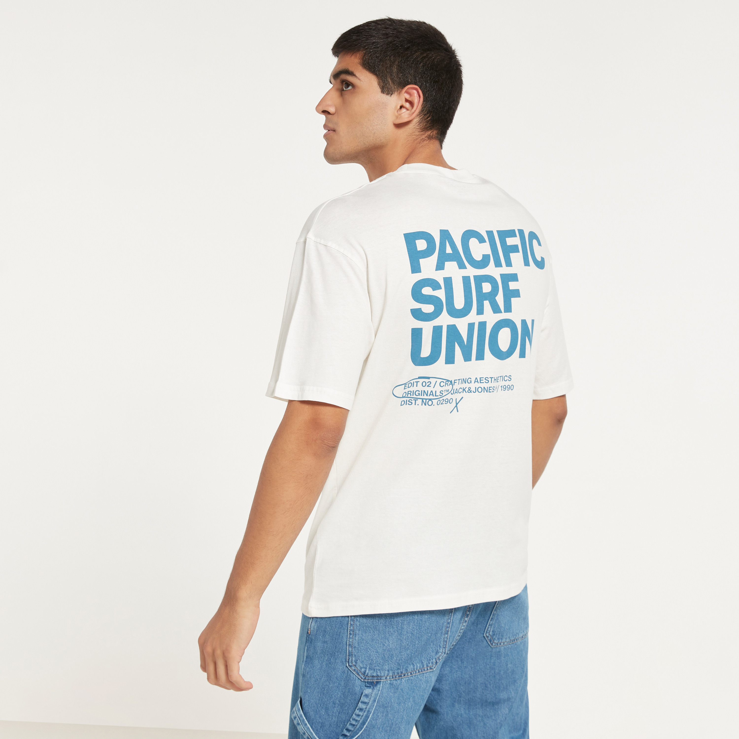 تي شيرت جاك آند جونز رجالي برقبة مستديرة وطبعات بيضاء فضفاضة-men-clothing-tshirtsandpolos-tshirts-image-3