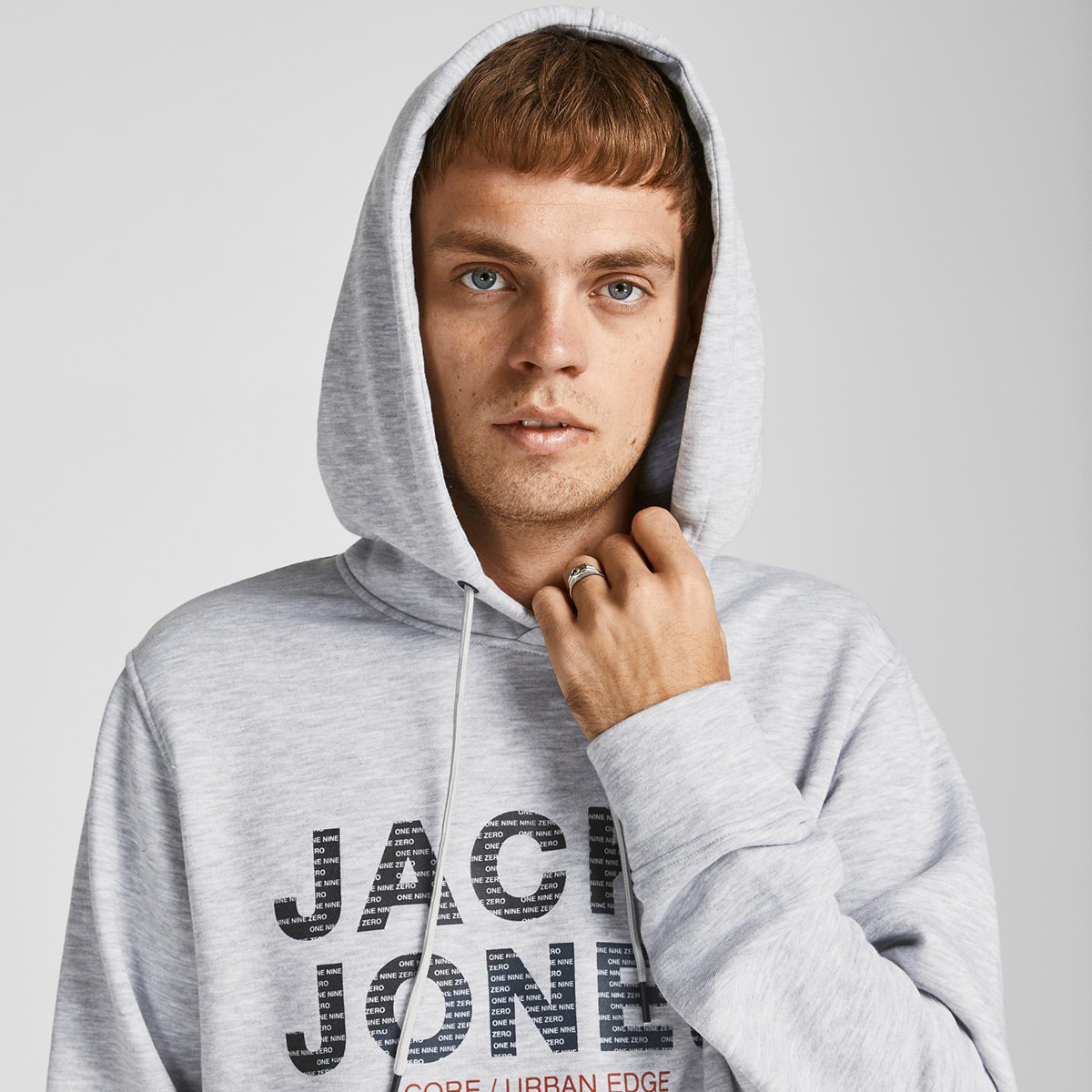 جاك آند جونز هودي رمادي بشعار رجالي-men-winterwear-hoodiesandsweatshirts-image-7