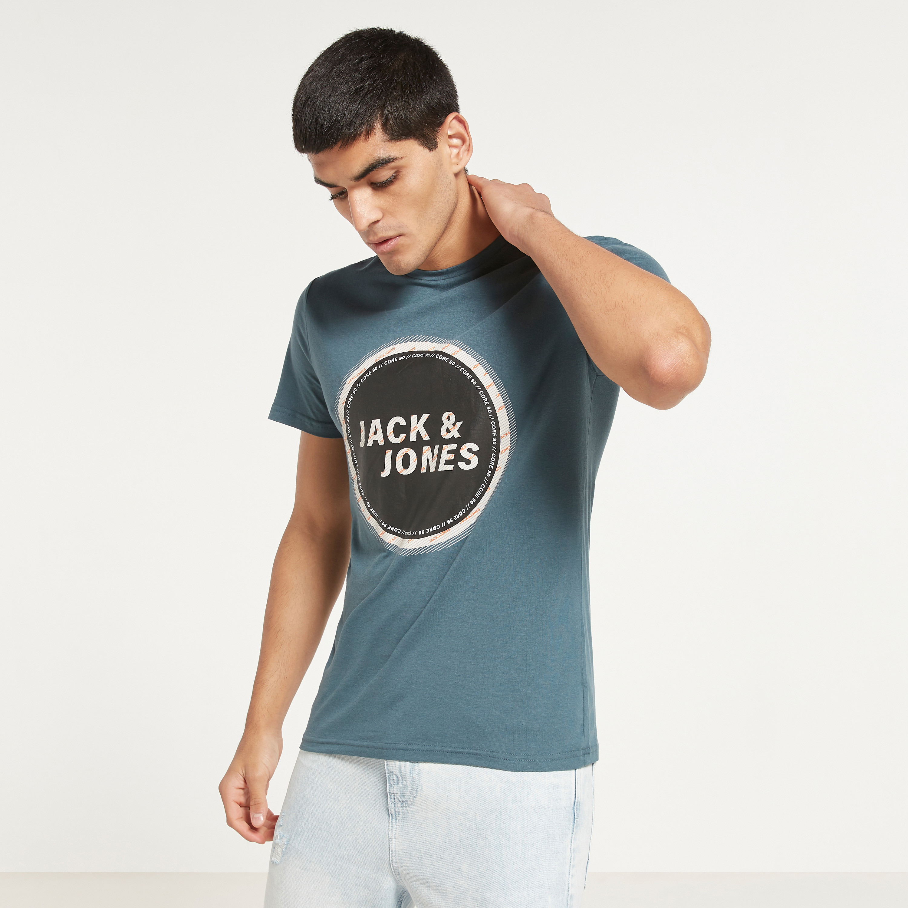 تي شيرت من جاك آند جونز مطبوع بأكمام قصيرة و ياقة مستديرة-men-clothing-tshirtsandpolos-tshirts-image-1