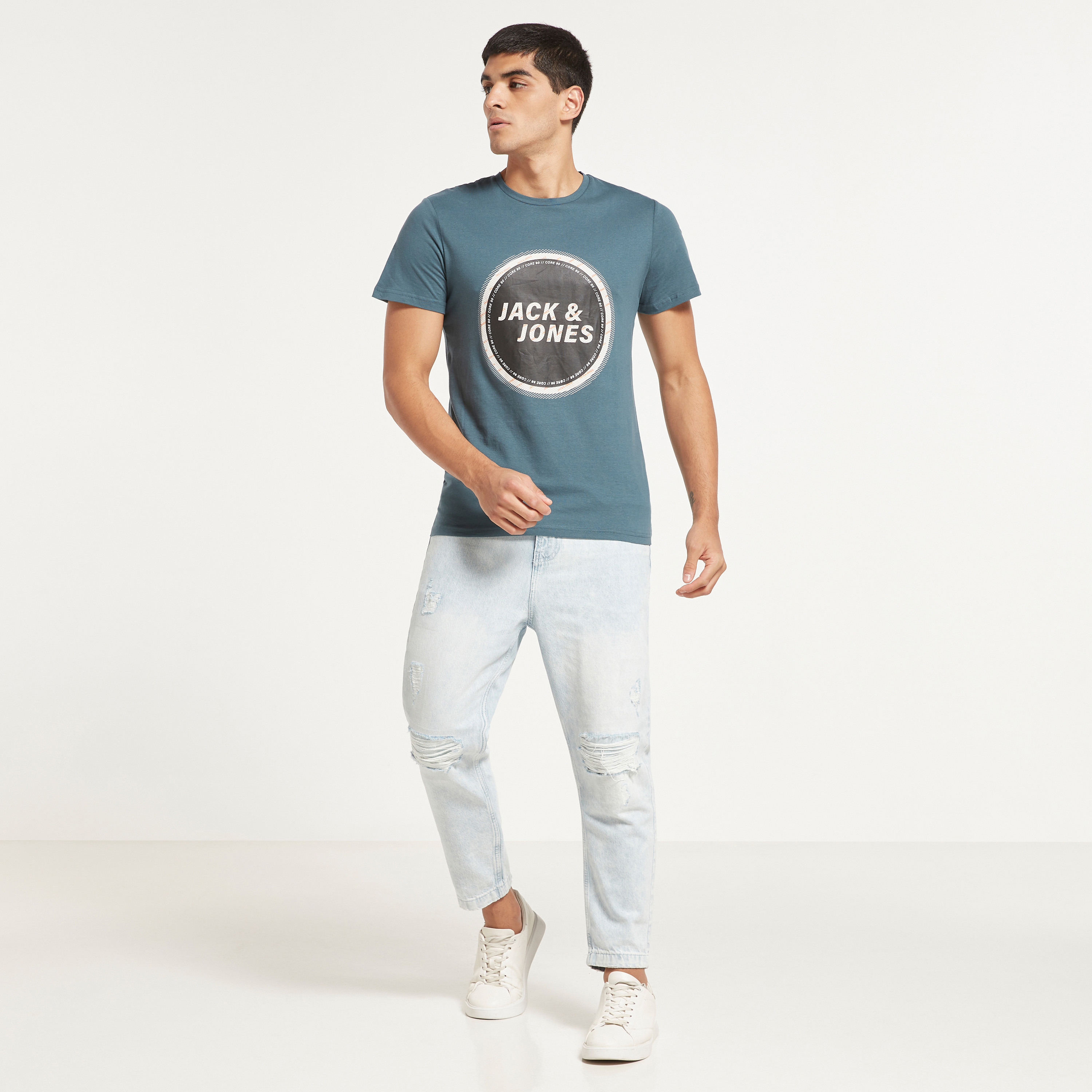 تي شيرت من جاك آند جونز مطبوع بأكمام قصيرة و ياقة مستديرة-men-clothing-tshirtsandpolos-tshirts-image-2