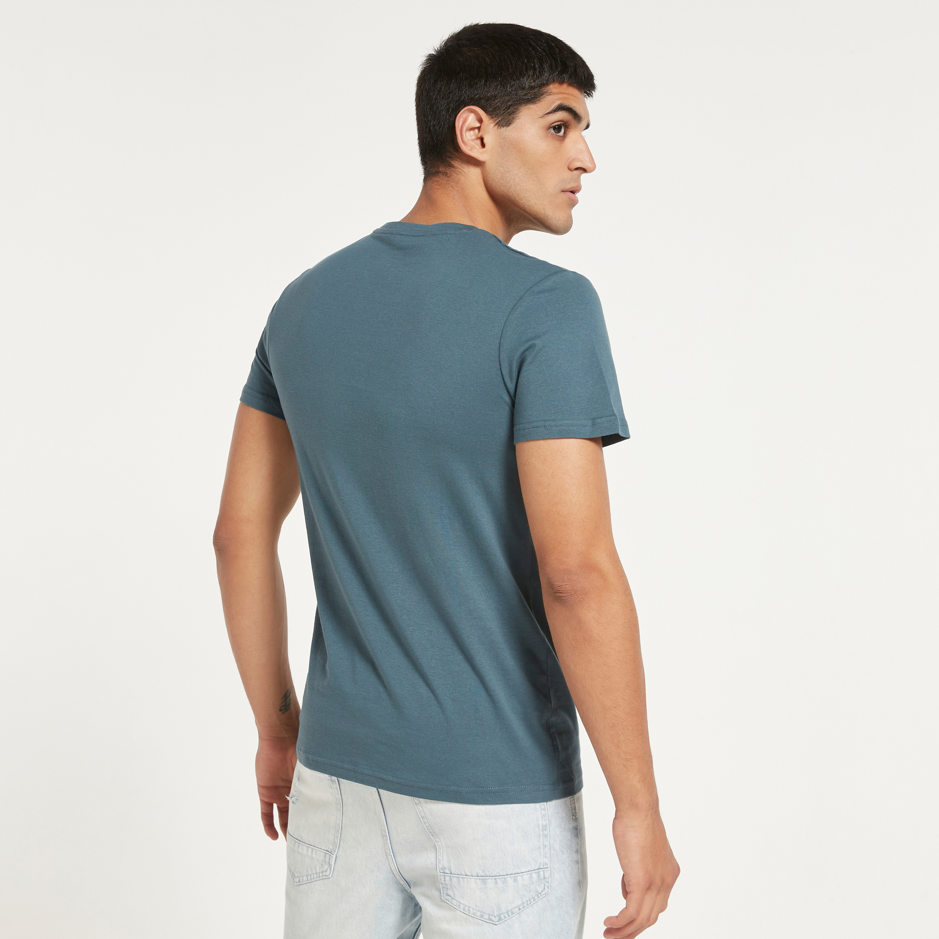 تي شيرت من جاك آند جونز مطبوع بأكمام قصيرة و ياقة مستديرة-men-clothing-tshirtsandpolos-tshirts-image-3
