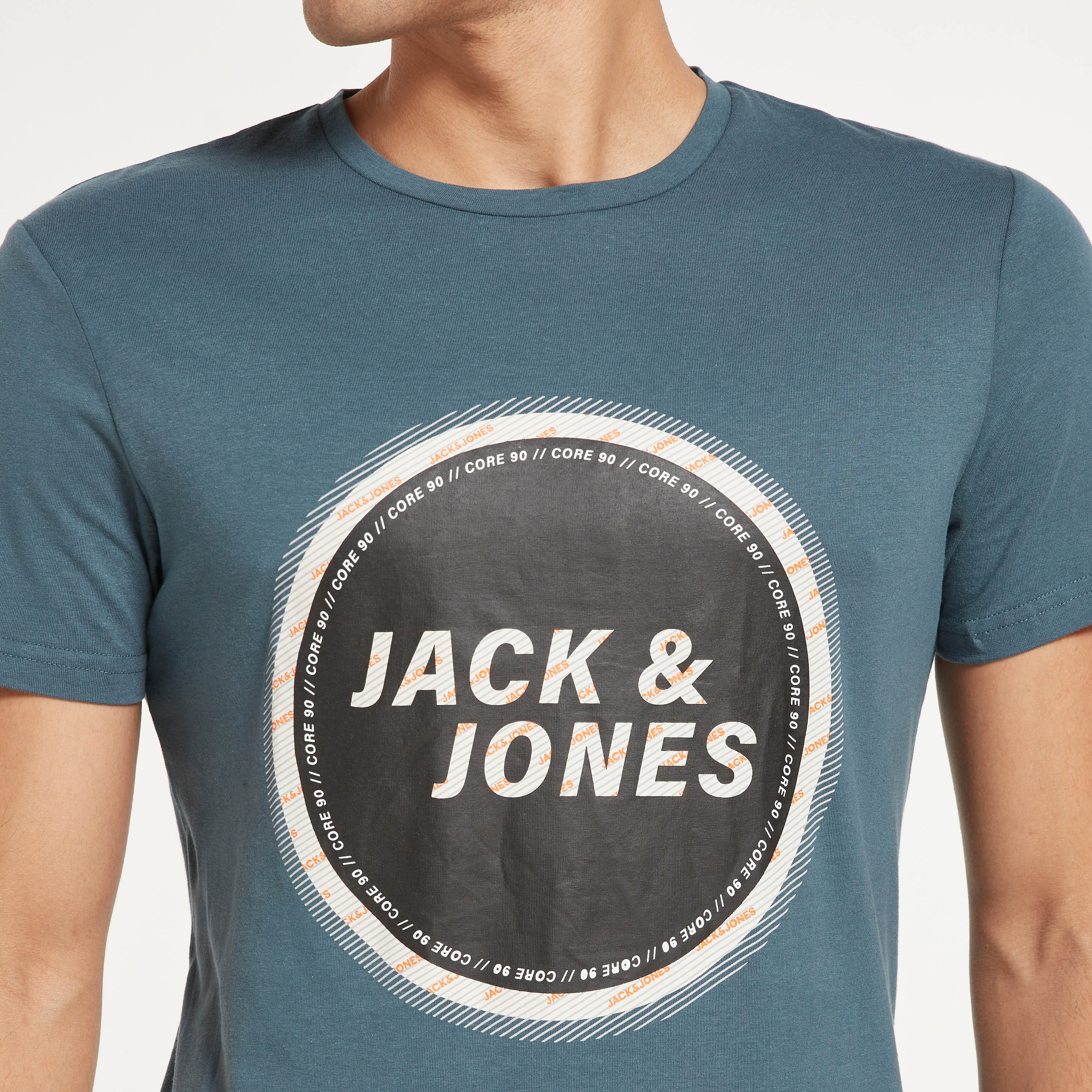 تي شيرت من جاك آند جونز مطبوع بأكمام قصيرة و ياقة مستديرة-men-clothing-tshirtsandpolos-tshirts-image-4