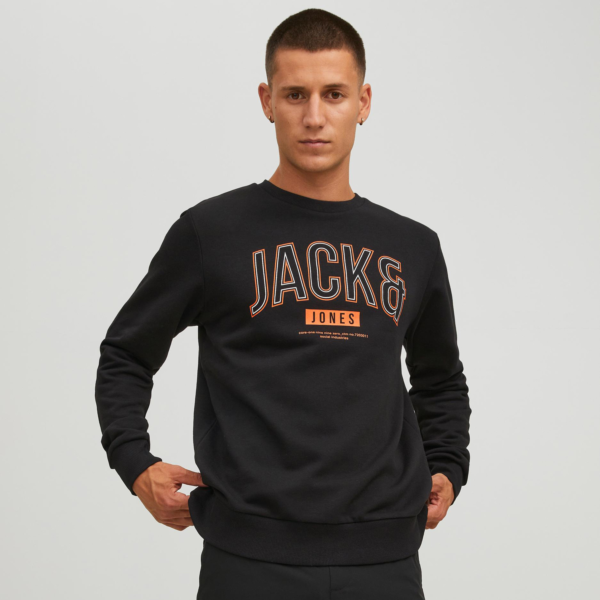 سويت شيرت جاك آند جونز رجالي بلون اسود مطبوع و رقبة دائرية-men-winterwear-hoodiesandsweatshirts-image-1