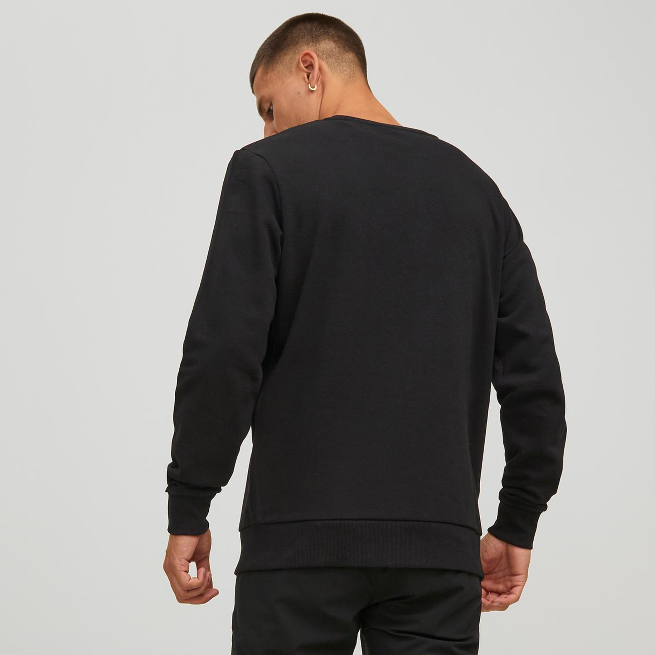 سويت شيرت جاك آند جونز رجالي بلون اسود مطبوع و رقبة دائرية-men-winterwear-hoodiesandsweatshirts-image-2