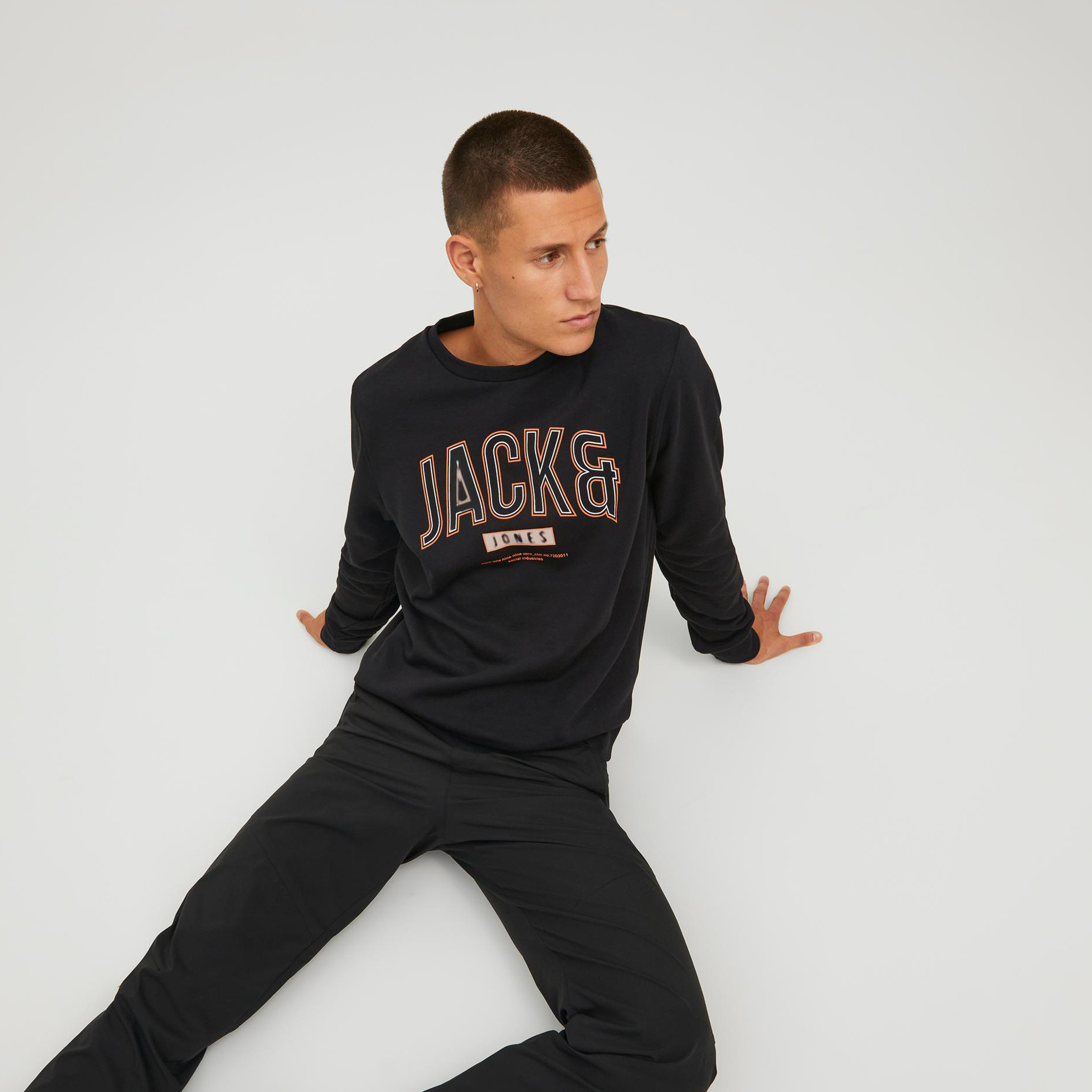 سويت شيرت جاك آند جونز رجالي بلون اسود مطبوع و رقبة دائرية-men-winterwear-hoodiesandsweatshirts-image-5
