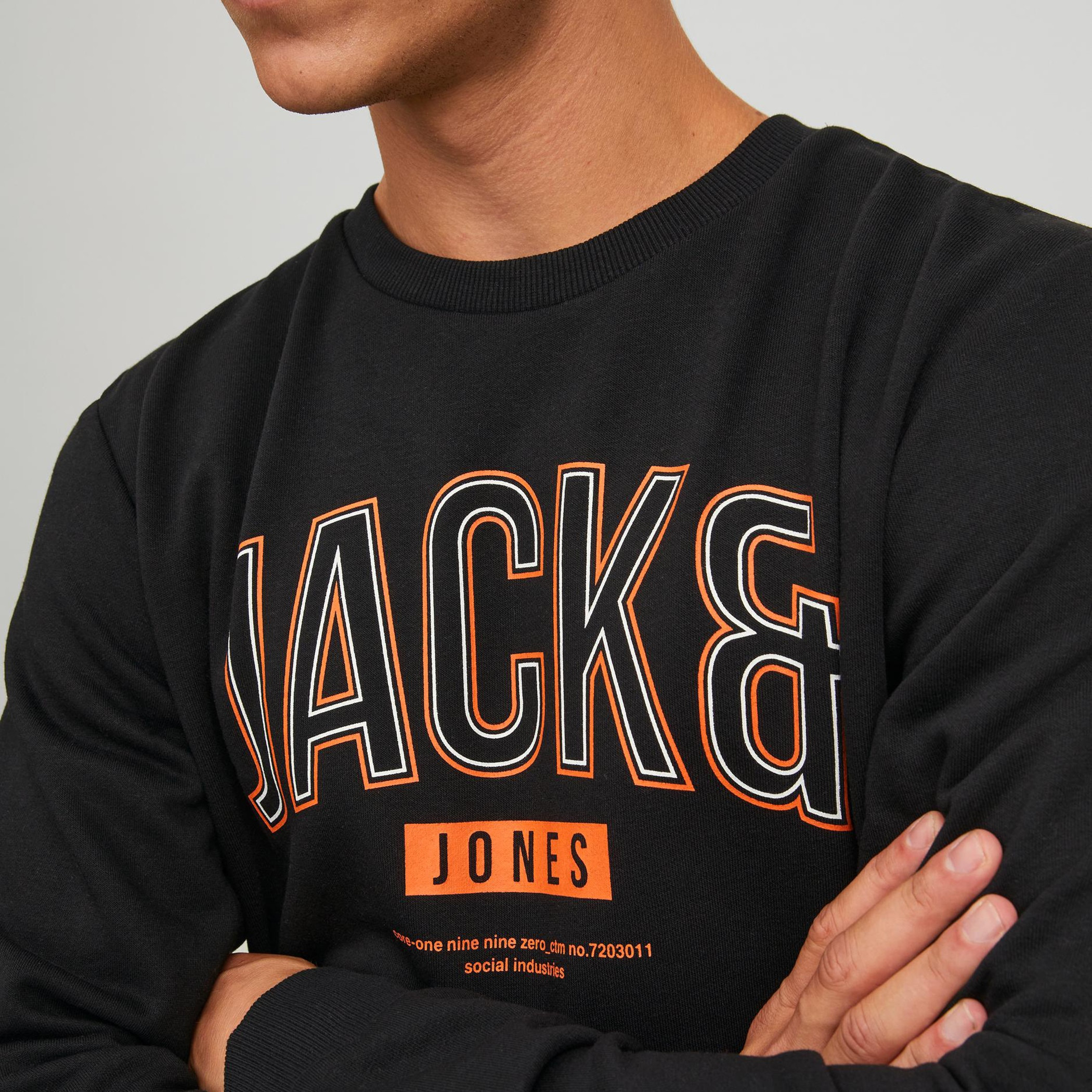 سويت شيرت جاك آند جونز رجالي بلون اسود مطبوع و رقبة دائرية-men-winterwear-hoodiesandsweatshirts-image-6
