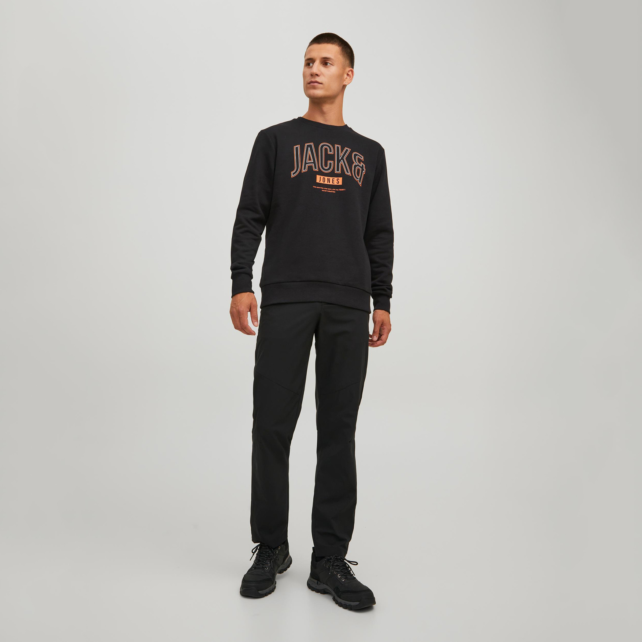 سويت شيرت جاك آند جونز رجالي بلون اسود مطبوع و رقبة دائرية-men-winterwear-hoodiesandsweatshirts-image-7