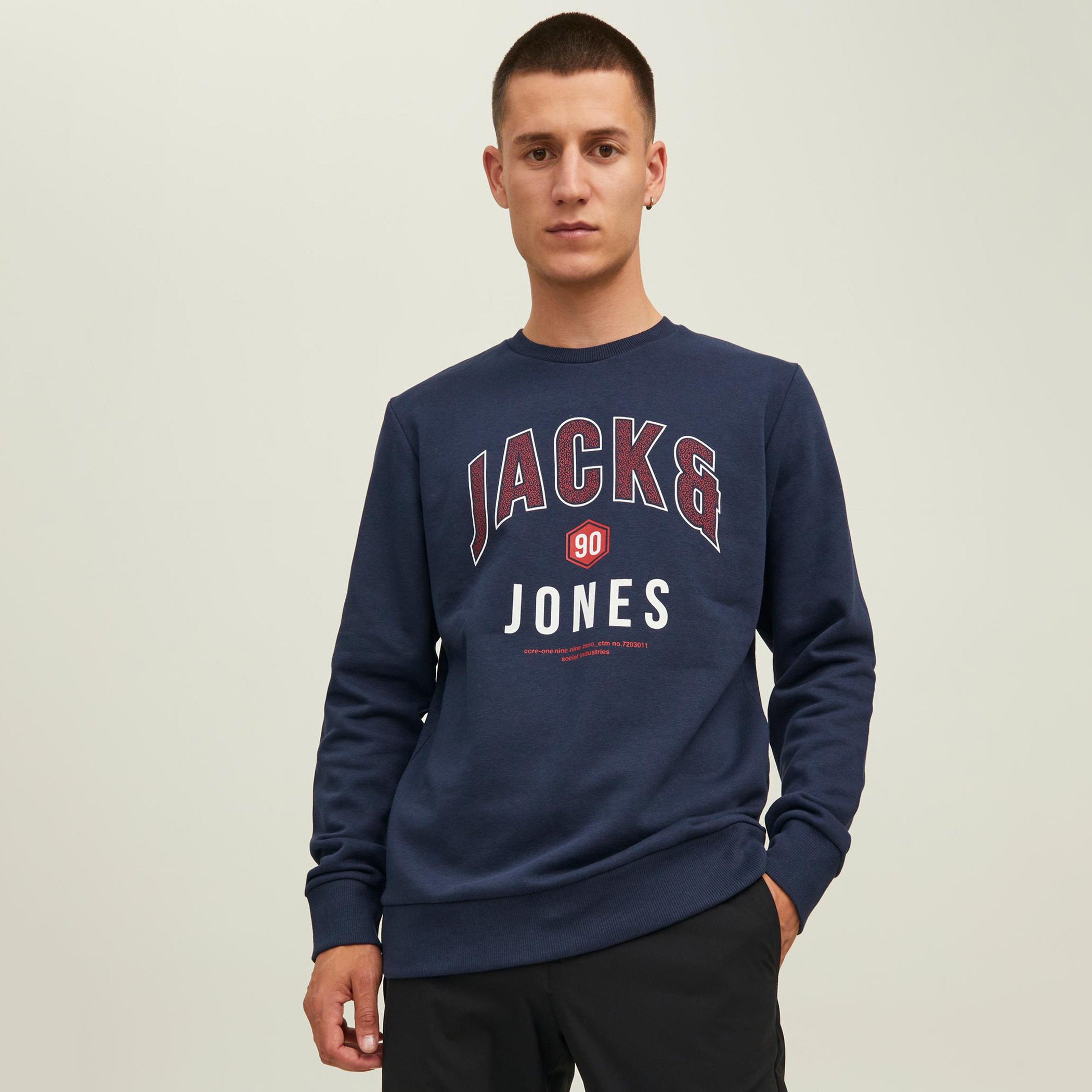 سويت شيرت جاك آند جونز رجالي بلون اسود مطبوع و رقبة دائرية-men-winterwear-hoodiesandsweatshirts-image-8
