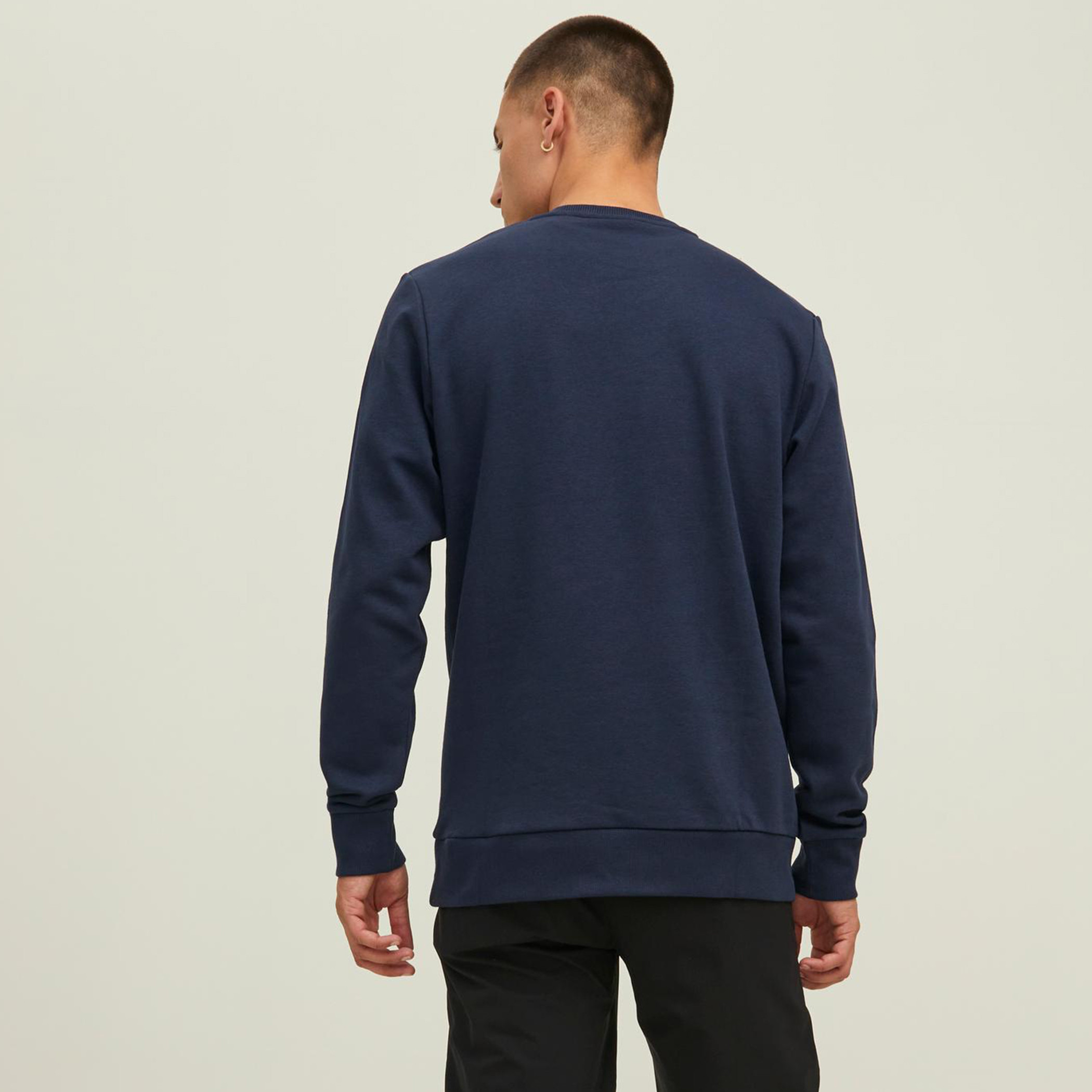 سويت شيرت جاك آند جونز رجالي بلون اسود مطبوع و رقبة دائرية-men-winterwear-hoodiesandsweatshirts-image-9