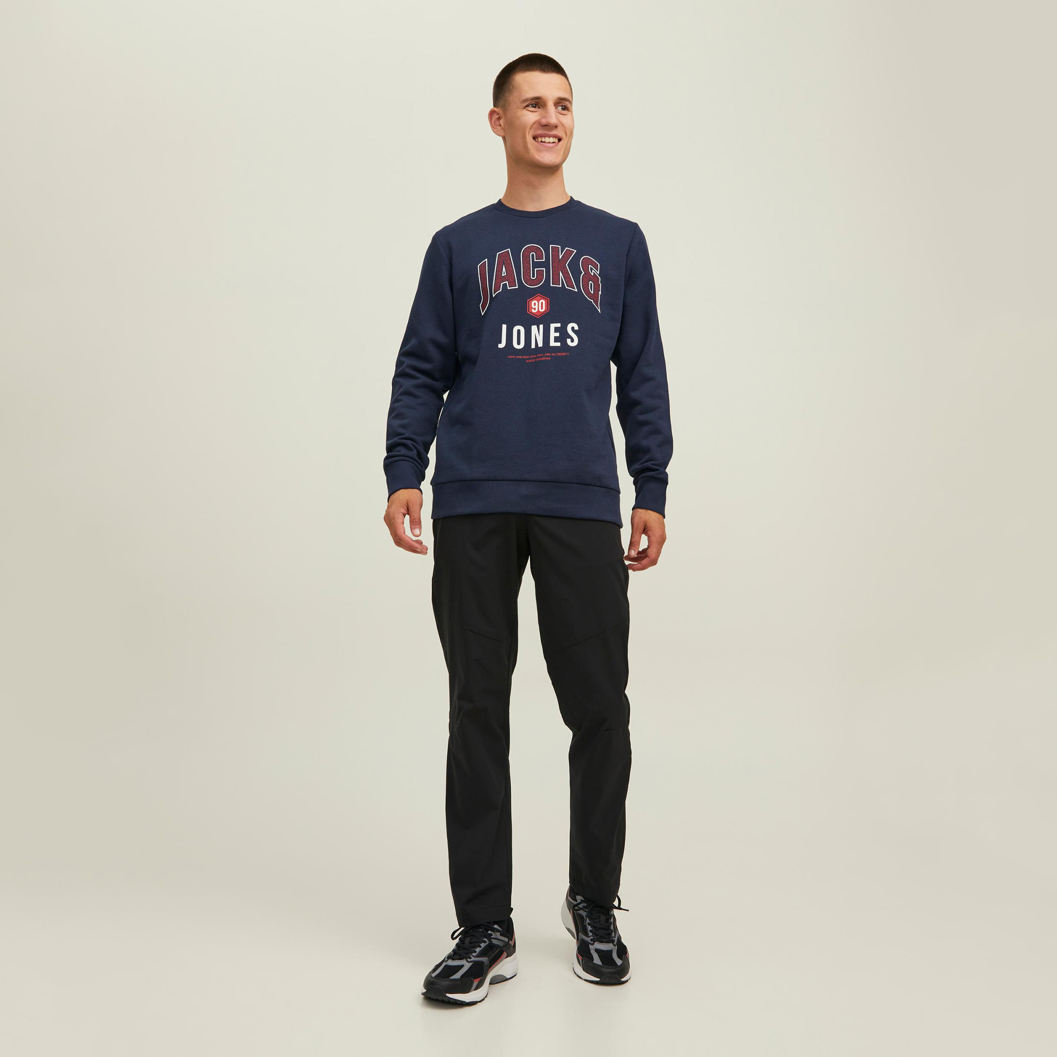 سويت شيرت جاك آند جونز رجالي بلون اسود مطبوع و رقبة دائرية-men-winterwear-hoodiesandsweatshirts-image-11