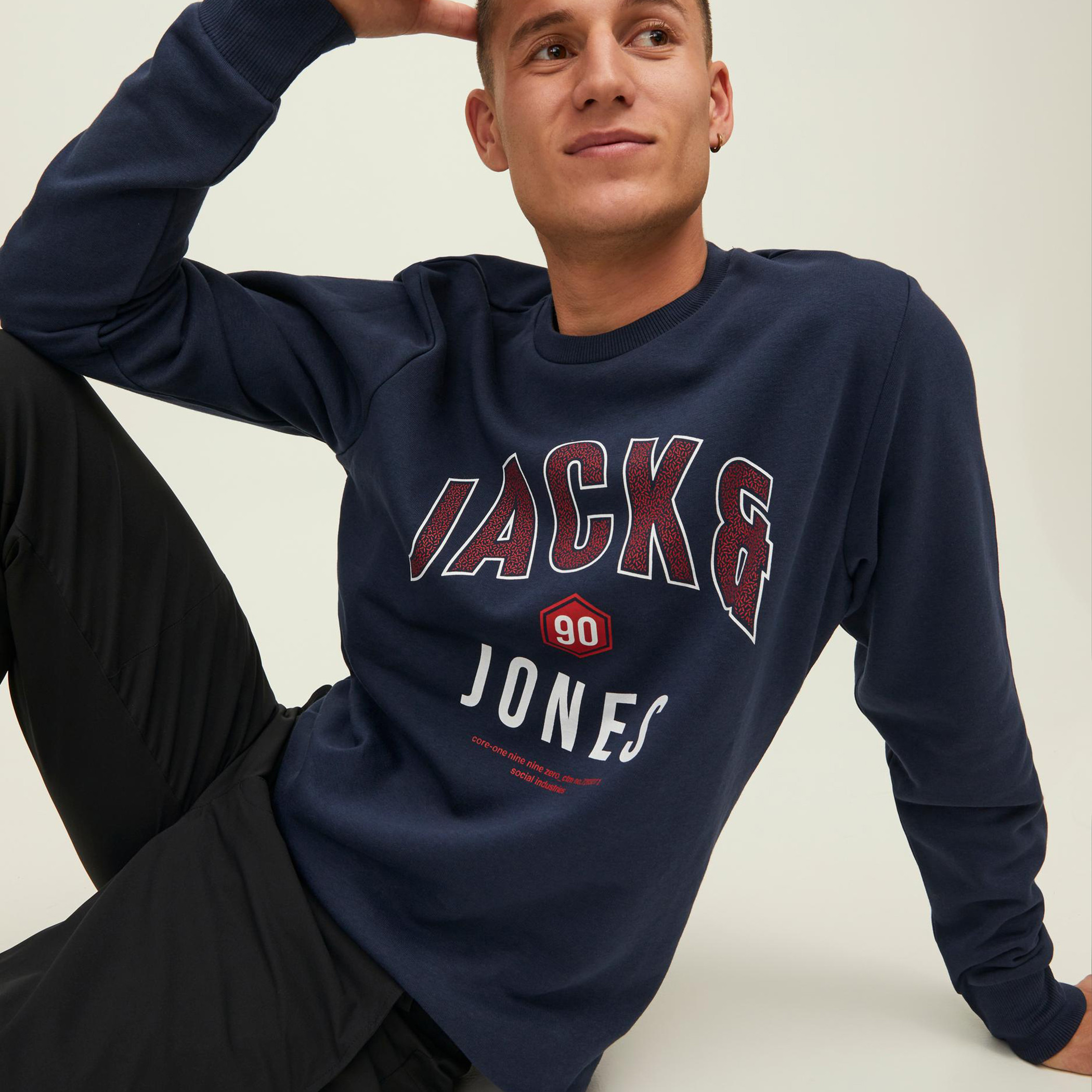 سويت شيرت جاك آند جونز رجالي بلون اسود مطبوع و رقبة دائرية-men-winterwear-hoodiesandsweatshirts-image-12