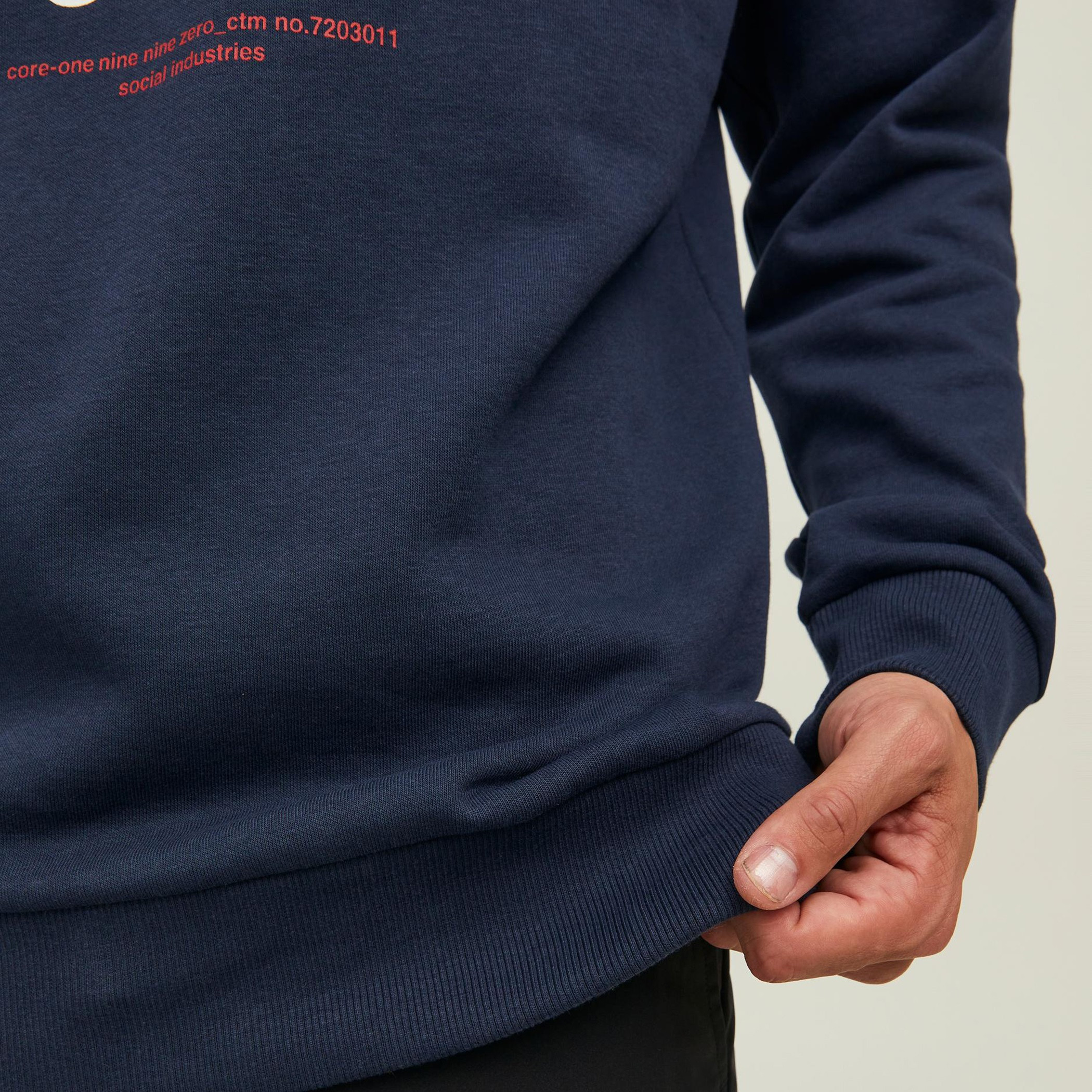 سويت شيرت جاك آند جونز رجالي بلون اسود مطبوع و رقبة دائرية-men-winterwear-hoodiesandsweatshirts-image-13