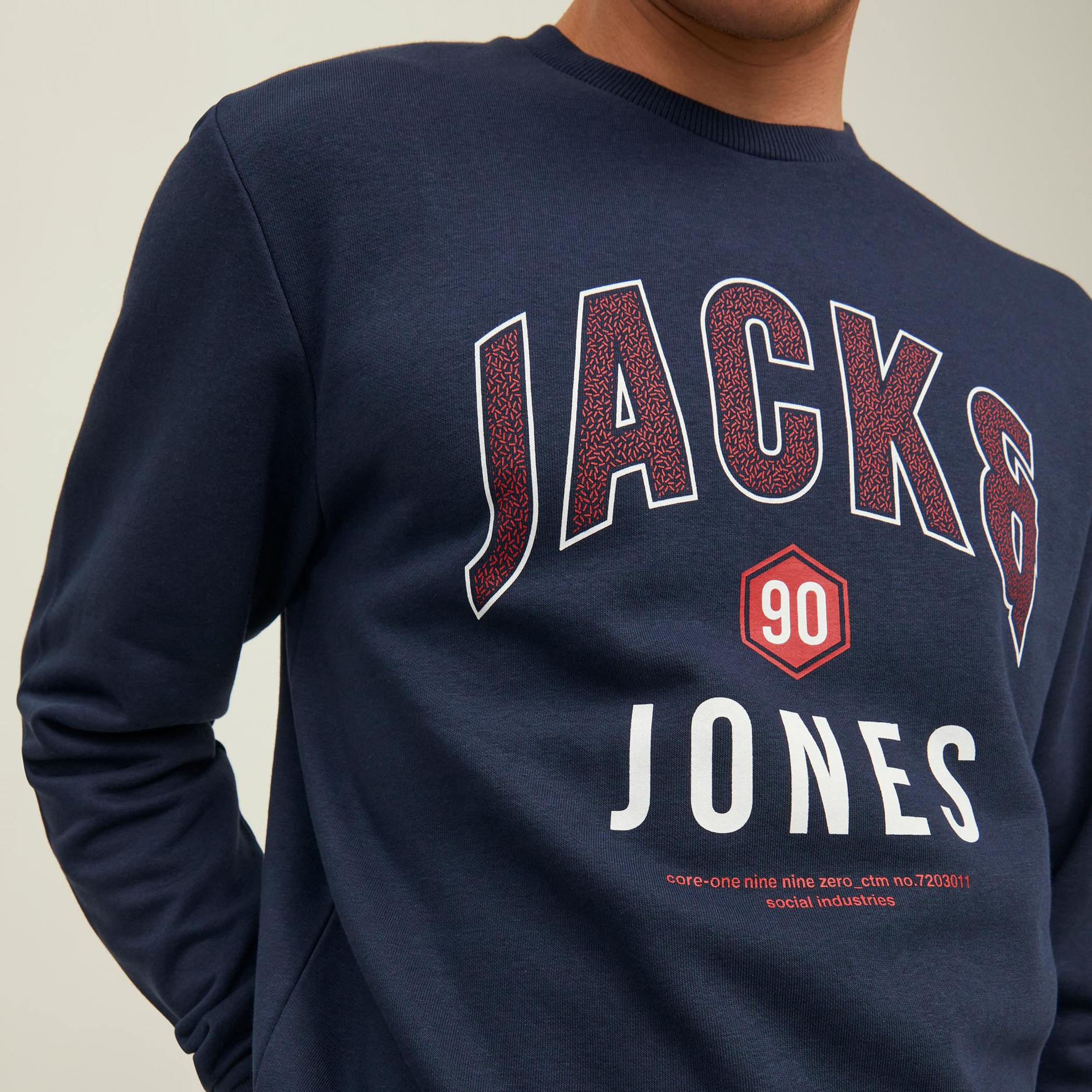 سويت شيرت جاك آند جونز رجالي بلون اسود مطبوع و رقبة دائرية-men-winterwear-hoodiesandsweatshirts-image-14