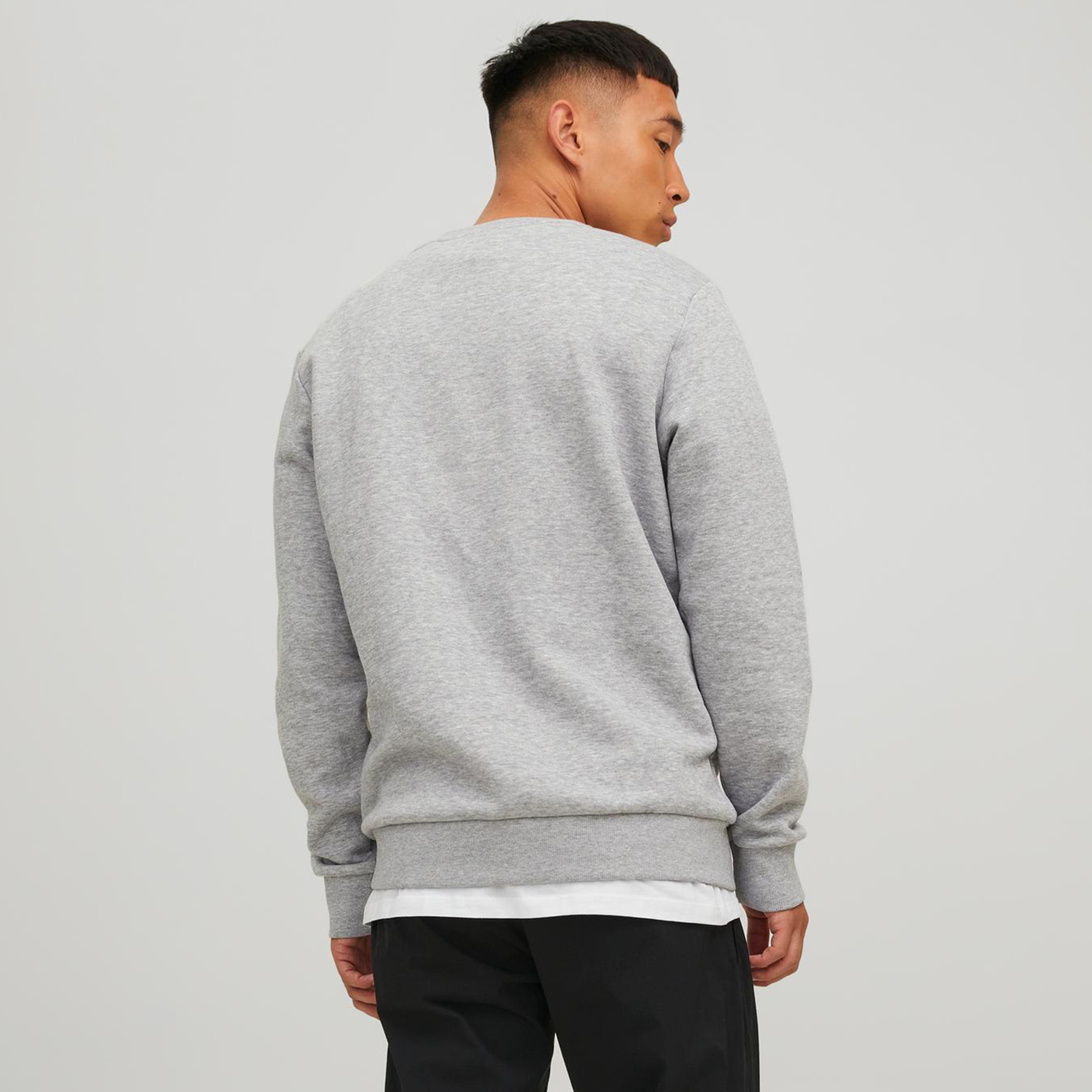 سويت شيرت جاك آند جونز رجالي بلون اسود مطبوع و رقبة دائرية-men-winterwear-hoodiesandsweatshirts-image-16
