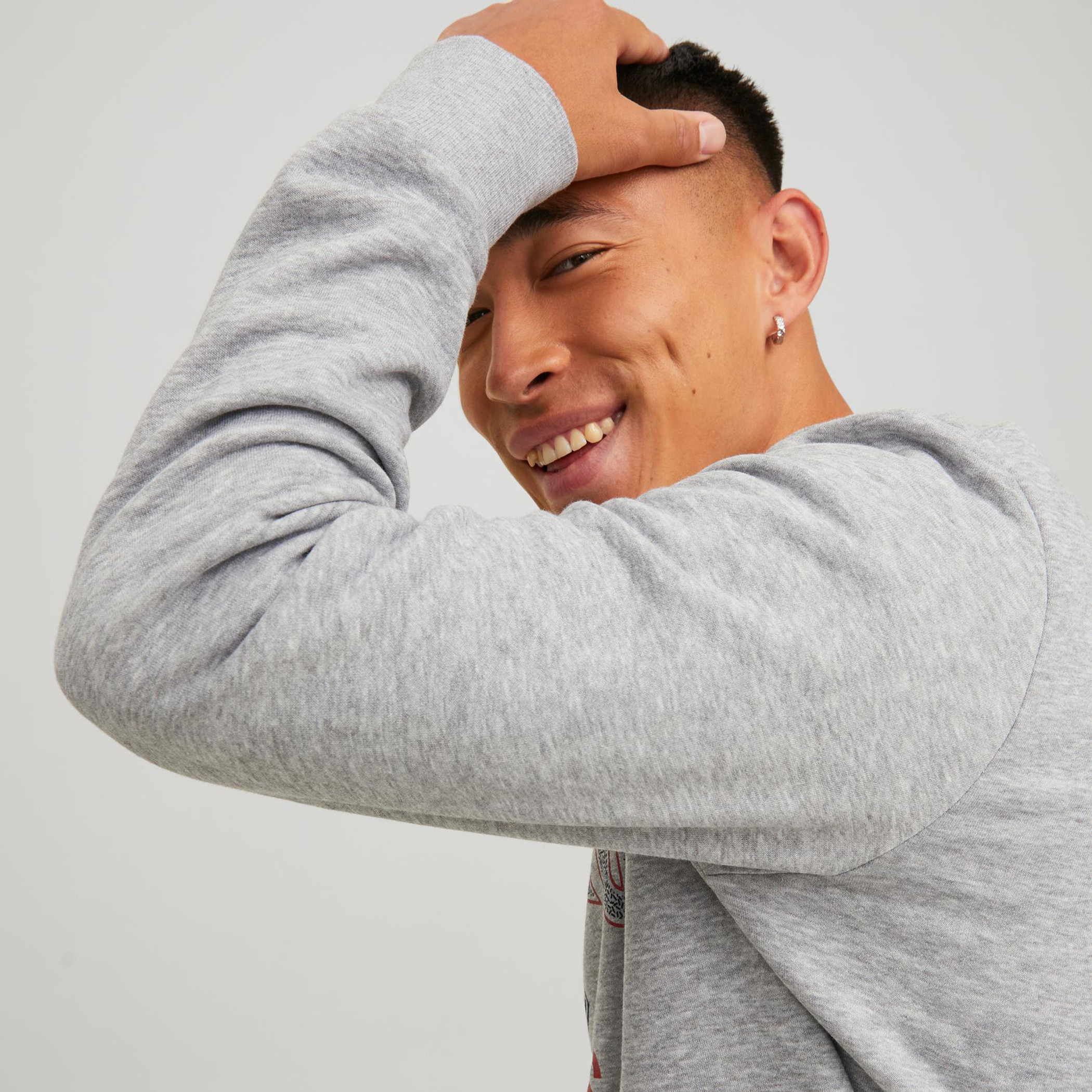 سويت شيرت جاك آند جونز رجالي بلون اسود مطبوع و رقبة دائرية-men-winterwear-hoodiesandsweatshirts-image-19