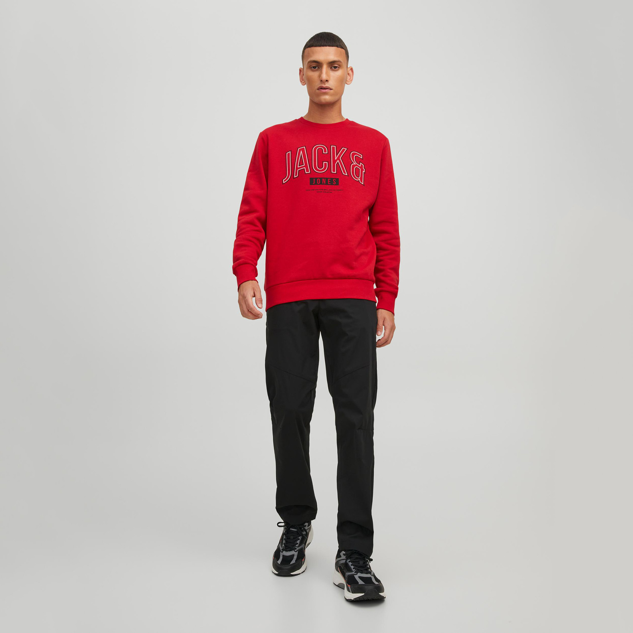سويت شيرت جاك آند جونز رجالي بلون اسود مطبوع و رقبة دائرية-men-winterwear-hoodiesandsweatshirts-image-25