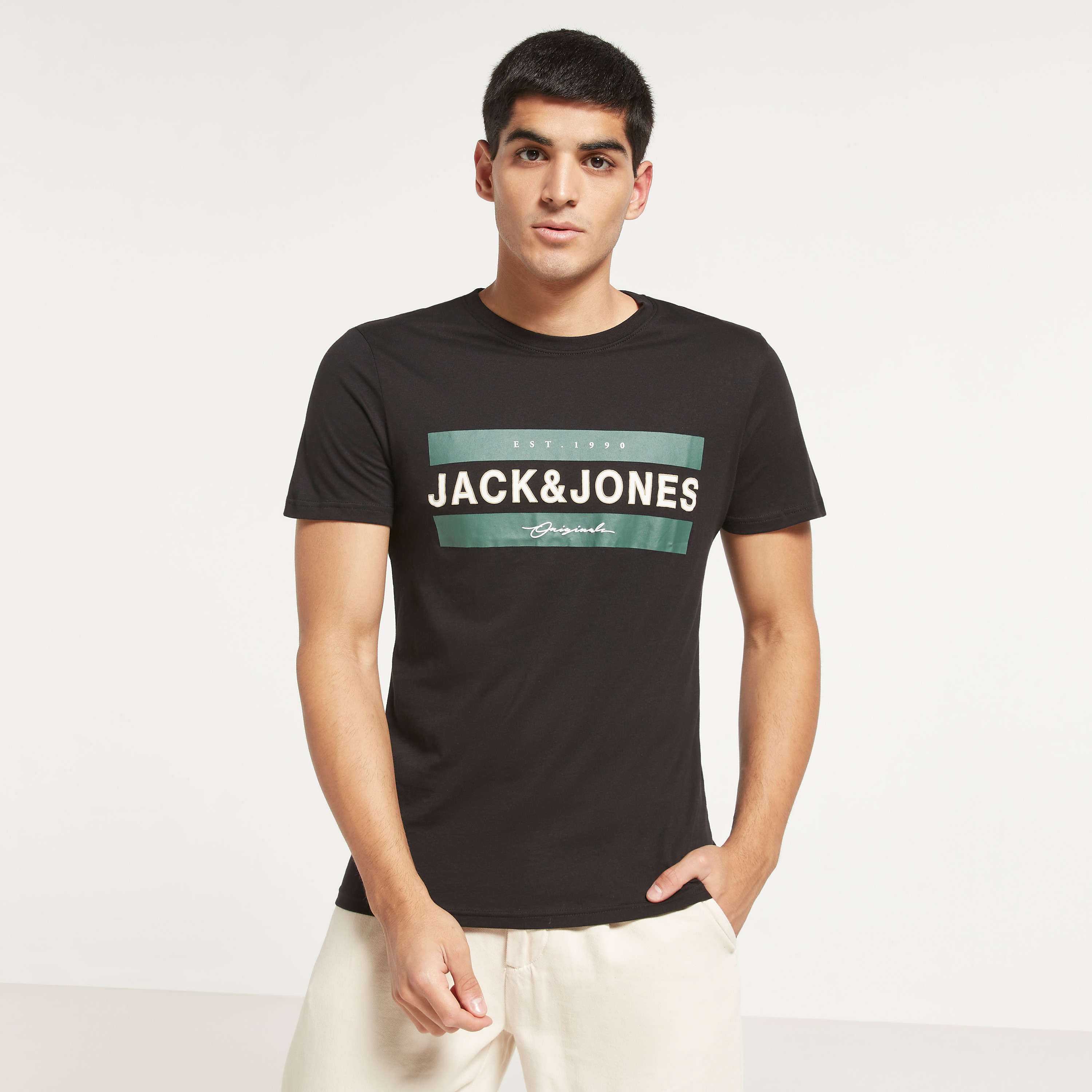 تي شيرت رجالي من جاك آند جونز بأكمام قصيرة و ياقة مستديرة و مطبوع مع لون أزرق كحلي-men-clothing-tshirtsandpolos-tshirts-image-1