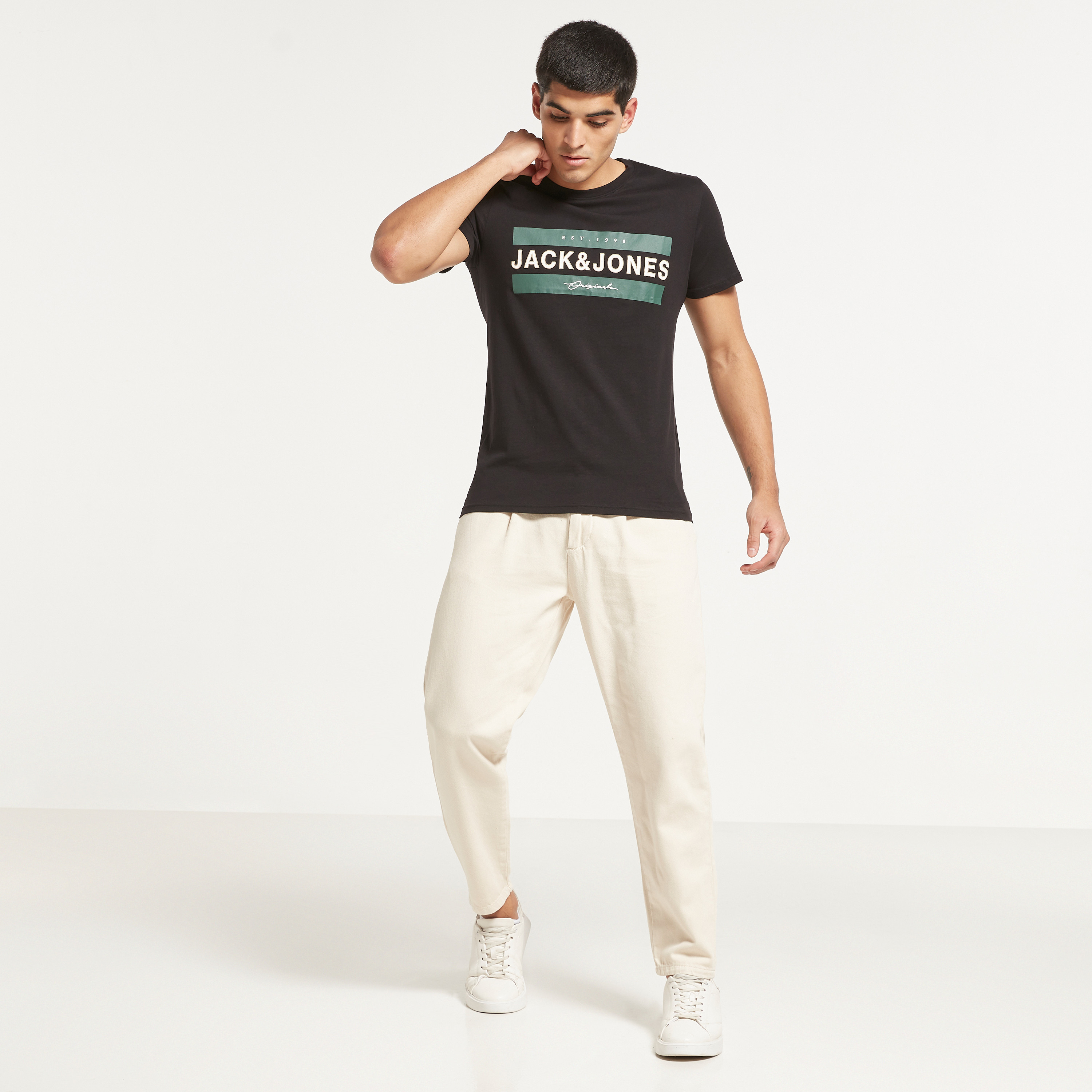 تي شيرت رجالي من جاك آند جونز بأكمام قصيرة و ياقة مستديرة و مطبوع مع لون أزرق كحلي-men-clothing-tshirtsandpolos-tshirts-image-2