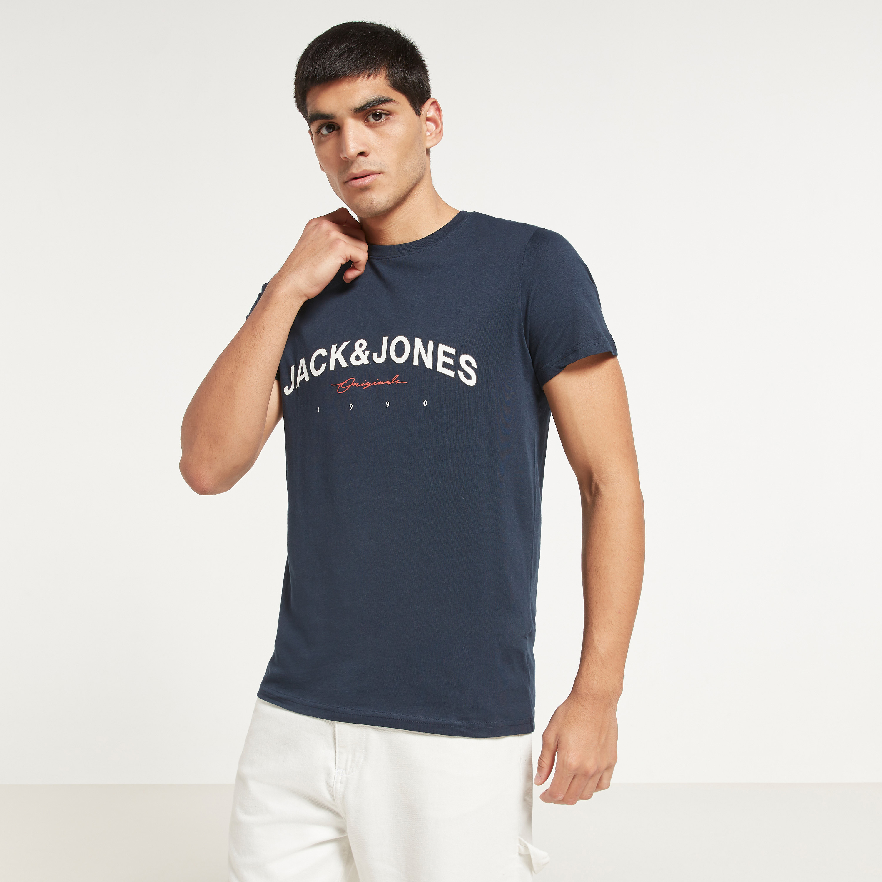تي شيرت رجالي من جاك آند جونز بأكمام قصيرة و ياقة مستديرة و مطبوع مع لون أزرق كحلي-men-clothing-tshirtsandpolos-tshirts-image-5