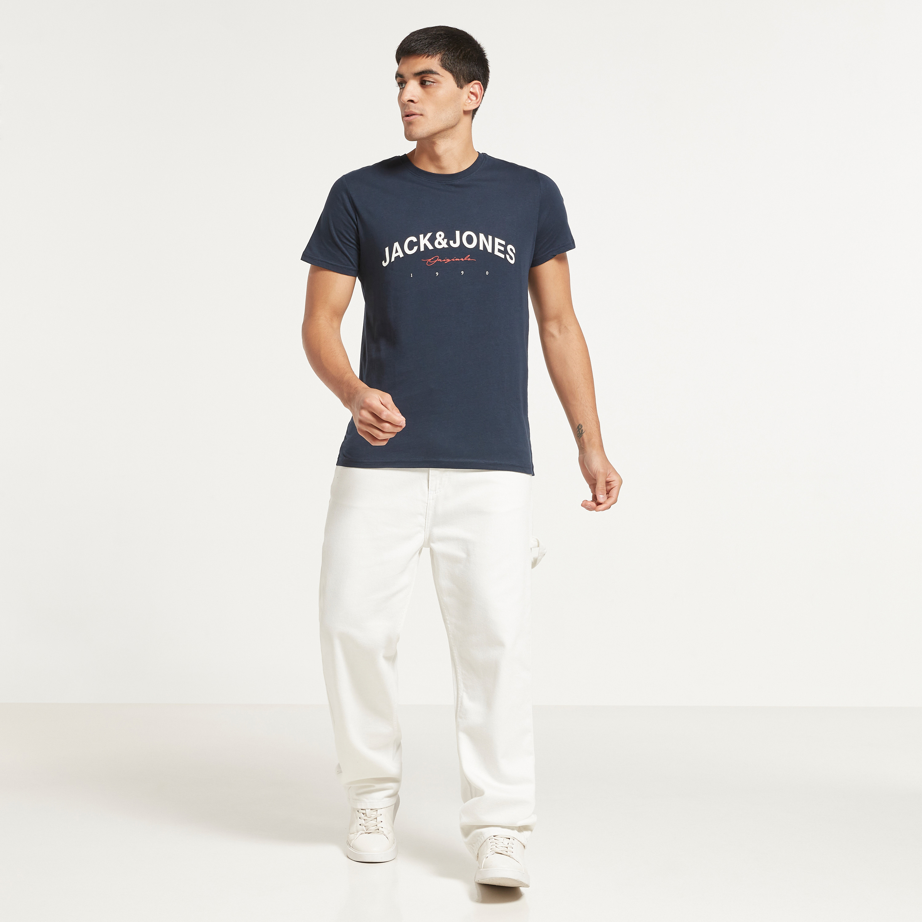 تي شيرت رجالي من جاك آند جونز بأكمام قصيرة و ياقة مستديرة و مطبوع مع لون أزرق كحلي-men-clothing-tshirtsandpolos-tshirts-image-6