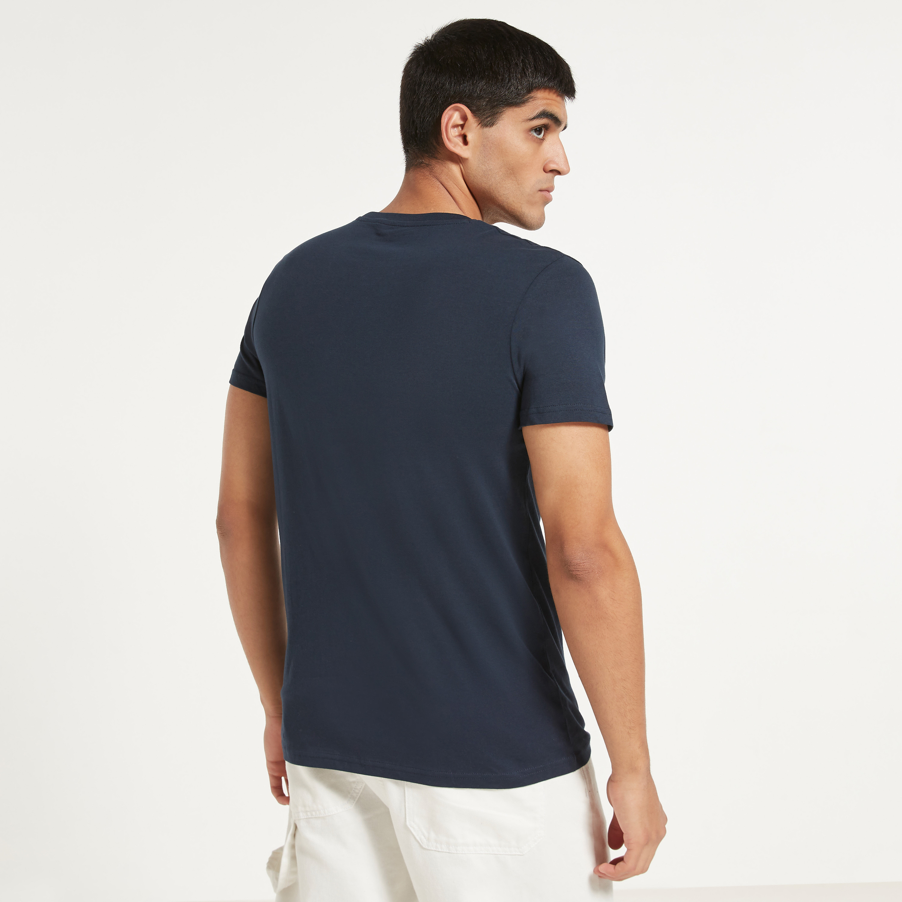 تي شيرت رجالي من جاك آند جونز بأكمام قصيرة و ياقة مستديرة و مطبوع مع لون أزرق كحلي-men-clothing-tshirtsandpolos-tshirts-image-7