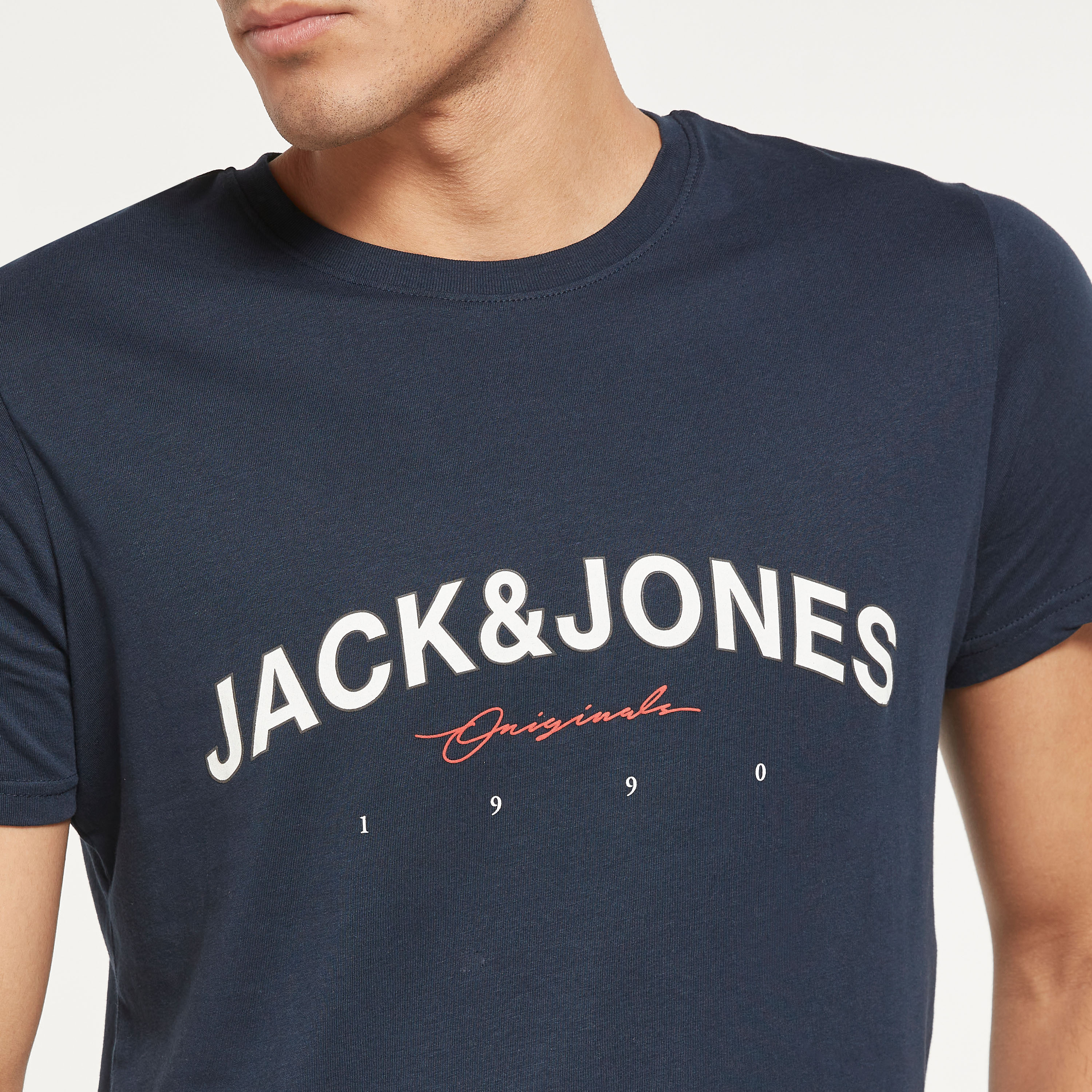 تي شيرت رجالي من جاك آند جونز بأكمام قصيرة و ياقة مستديرة و مطبوع مع لون أزرق كحلي-men-clothing-tshirtsandpolos-tshirts-image-8