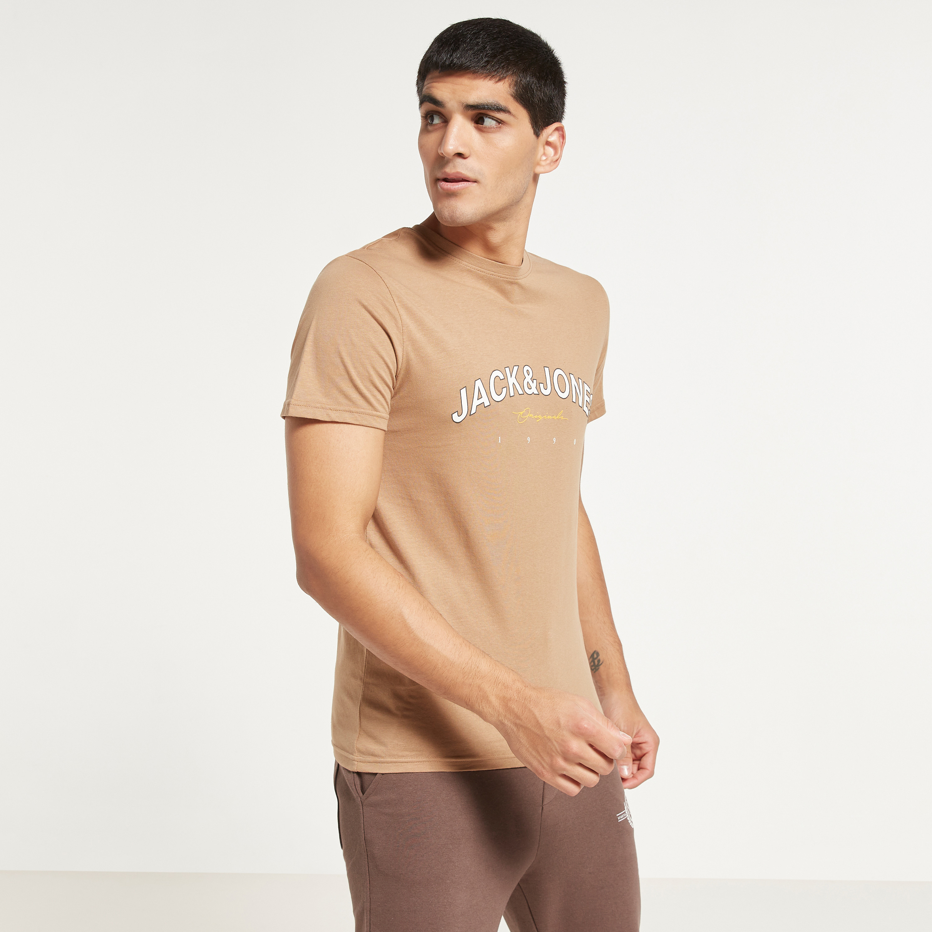تي شيرت رجالي من جاك آند جونز بأكمام قصيرة و ياقة مستديرة و مطبوع مع لون أزرق كحلي-men-clothing-tshirtsandpolos-tshirts-image-9