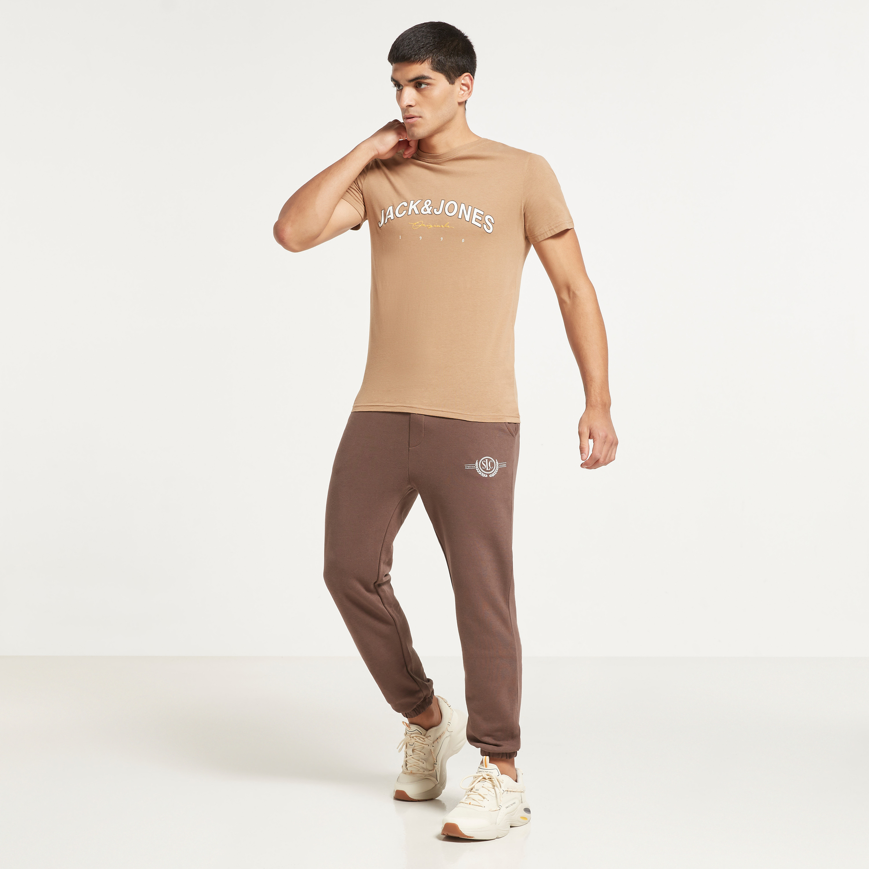 تي شيرت رجالي من جاك آند جونز بأكمام قصيرة و ياقة مستديرة و مطبوع مع لون أزرق كحلي-men-clothing-tshirtsandpolos-tshirts-image-10