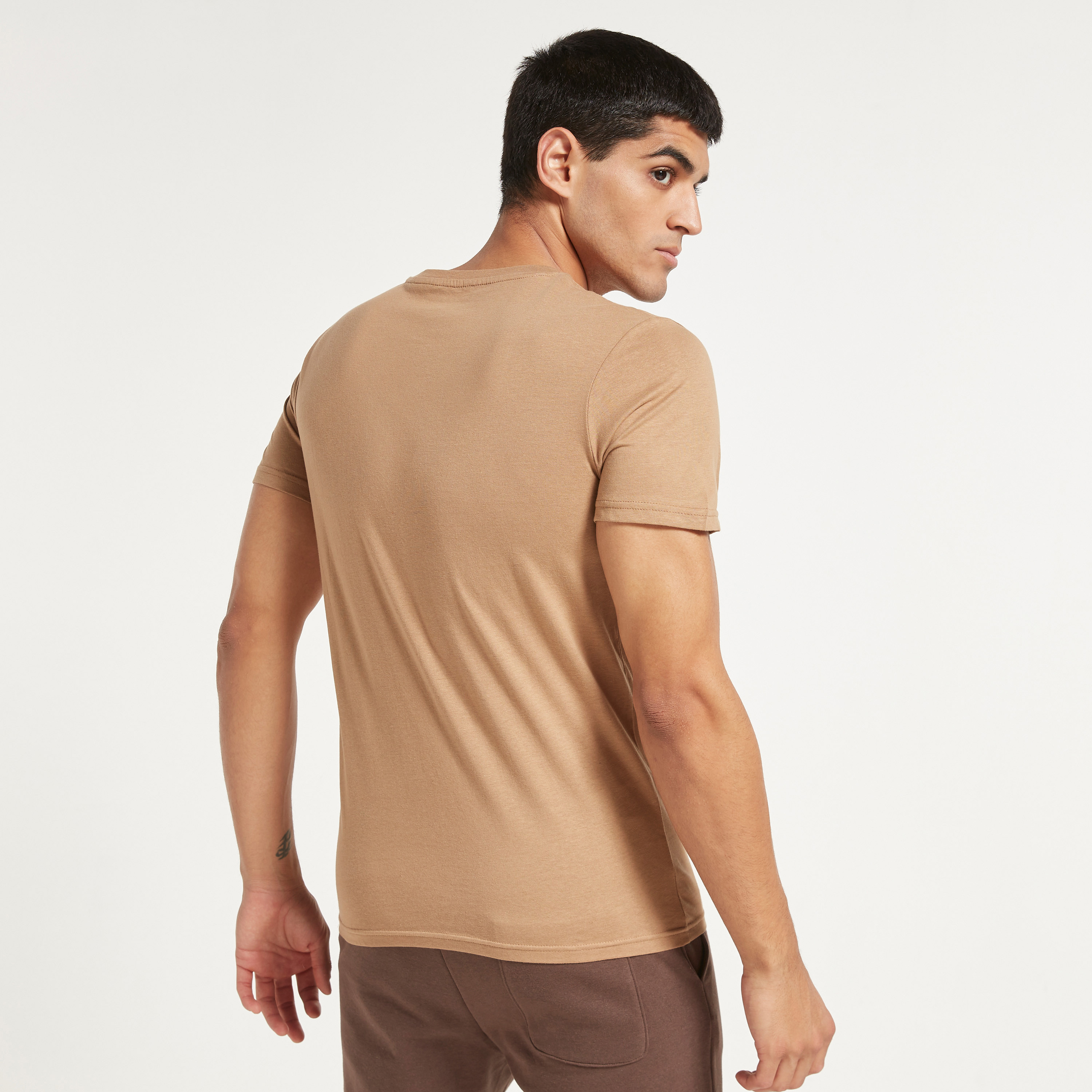 تي شيرت رجالي من جاك آند جونز بأكمام قصيرة و ياقة مستديرة و مطبوع مع لون أزرق كحلي-men-clothing-tshirtsandpolos-tshirts-image-11