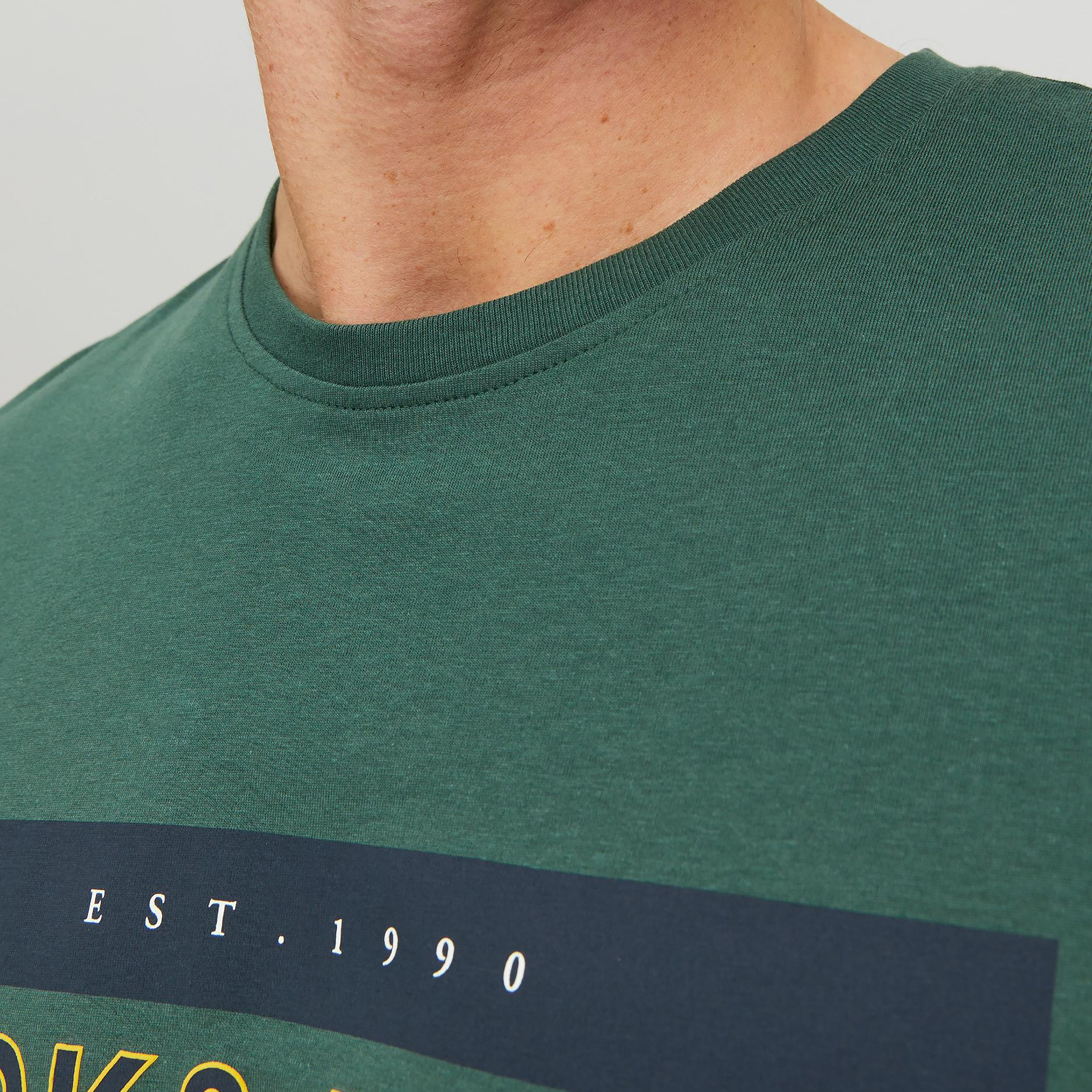 تي شيرت رجالي من جاك آند جونز بأكمام قصيرة و ياقة مستديرة و مطبوع مع لون أزرق كحلي-men-clothing-tshirtsandpolos-tshirts-image-17