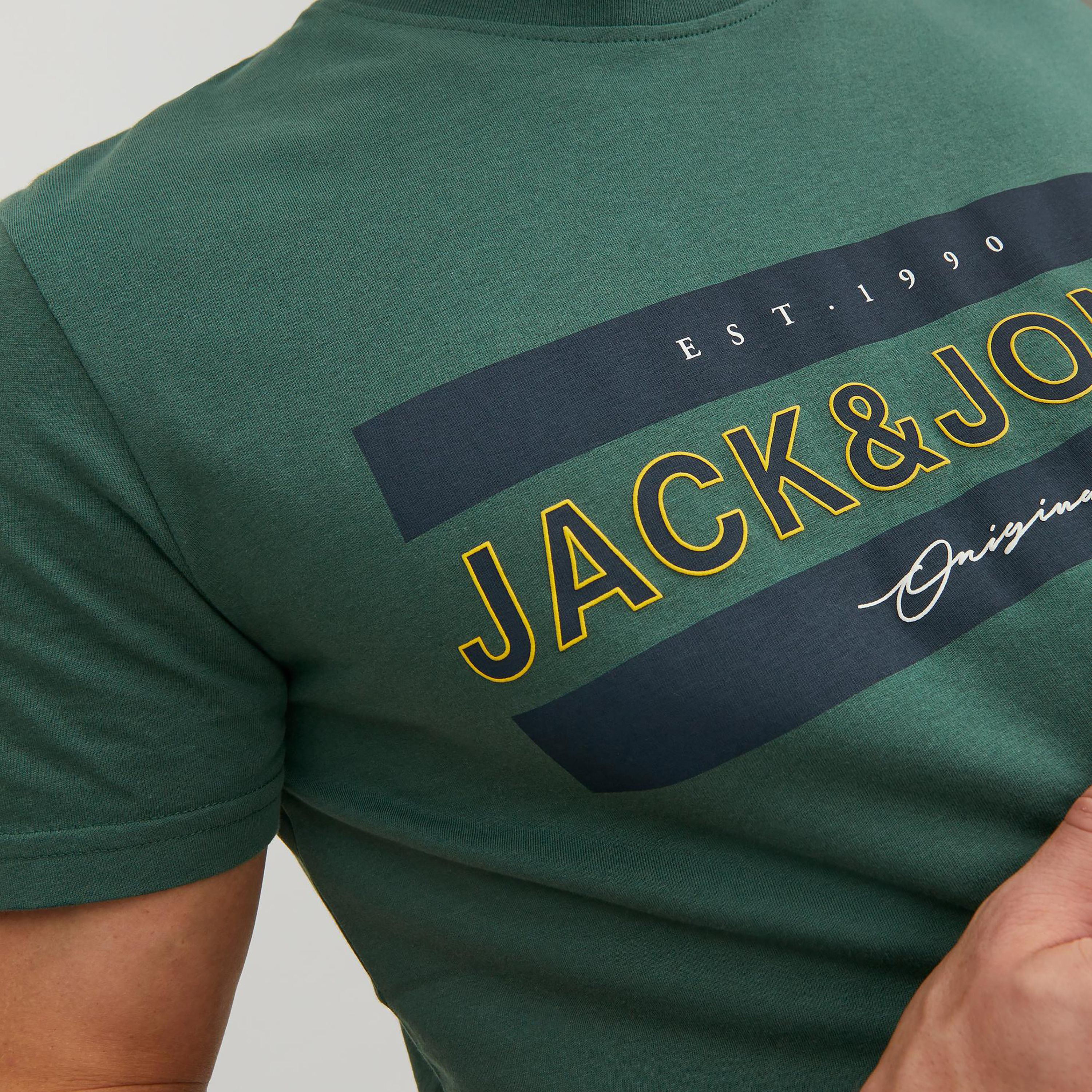تي شيرت رجالي من جاك آند جونز بأكمام قصيرة و ياقة مستديرة و مطبوع مع لون أزرق كحلي-men-clothing-tshirtsandpolos-tshirts-image-18
