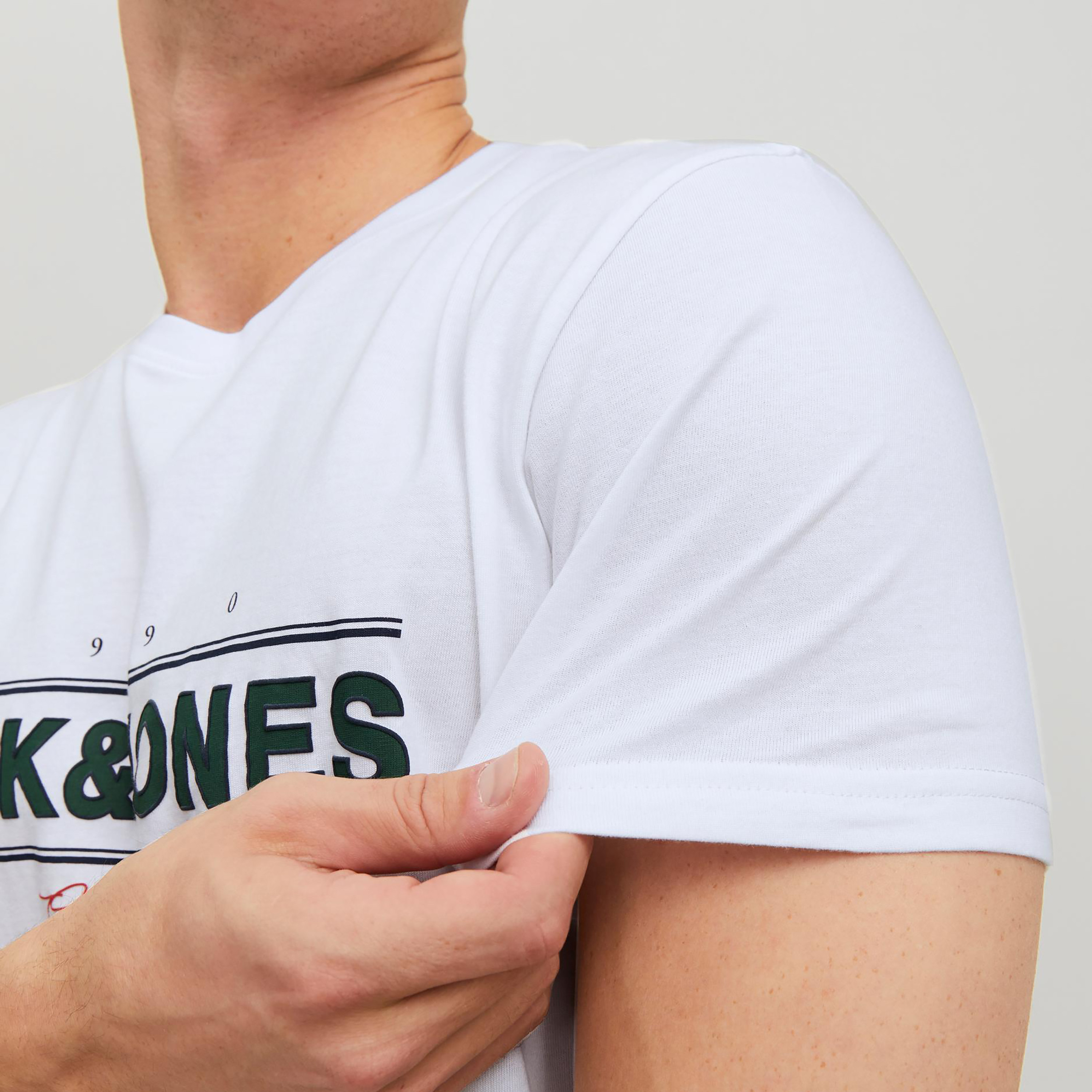 تي شيرت رجالي من جاك آند جونز بأكمام قصيرة و ياقة مستديرة و مطبوع مع لون أزرق كحلي-men-clothing-tshirtsandpolos-tshirts-image-24